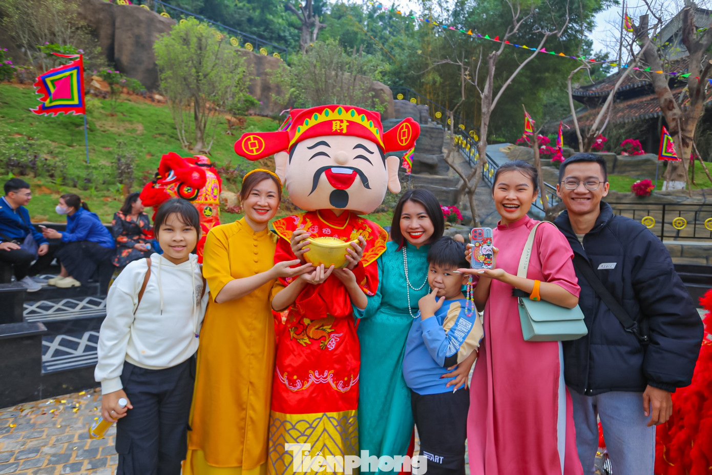 Khách du lịch đến Đà Nẵng chơi Tết chủ yếu là khách lẻ đi theo nhóm nhỏ (gia đình, bạn bè, cặp đôi), chiếm khoảng 70%, tập trung đông vào các ngày Mùng 2 đến Mùng 5 Tết. Nhóm khách này lưu trú ở các khách sạn 4-5 sao và tương đương dọc ven biển. Trong ảnh là khách đến thăm công viên suối khoáng nóng Núi Thần Tài.