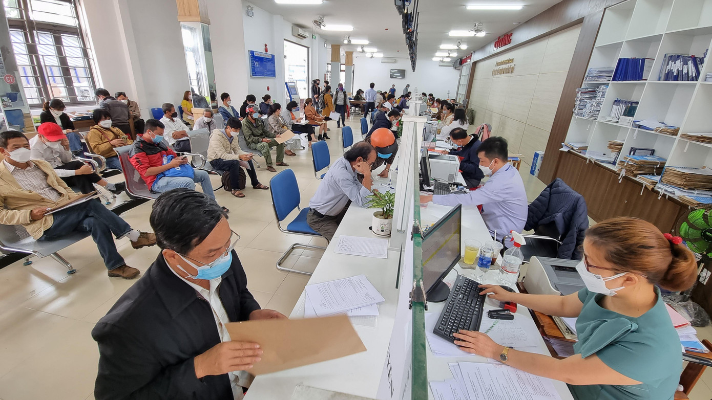 Ông Trần Văn Liên, Phó Chánh Văn phòng HĐND, UBND huyện Hòa Vang cho hay hai ngày nay số lượng người tới bộ phận một cửa tăng đột biến, xảy ra tình trạng ùn ứ, chen chúc.