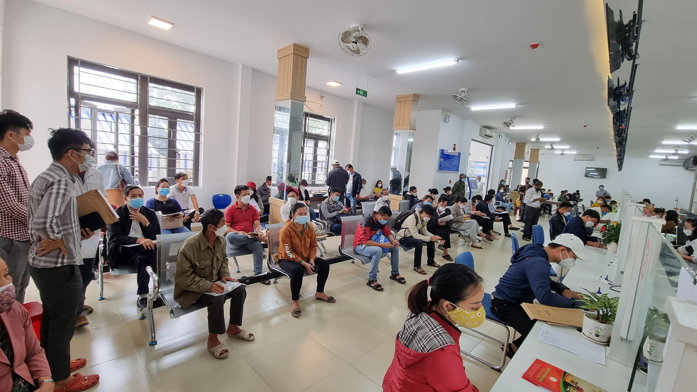 Mỗi ngày có hàng trăm người tới bộ phận một cửa UBND huyện Hòa Vang (TP Đà Nẵng) nộp hồ sơ giải quyết thủ tục đất đai khiến nơi này xảy ra tình trạng ùn ứ, quá tải. Mỗi ngày có hàng trăm người tới bộ phận một cửa UBND huyện Hòa Vang (TP Đà Nẵng) nộp hồ sơ giải quyết thủ tục đất đai khiến nơi này xảy ra tình trạng ùn ứ, quá tải.