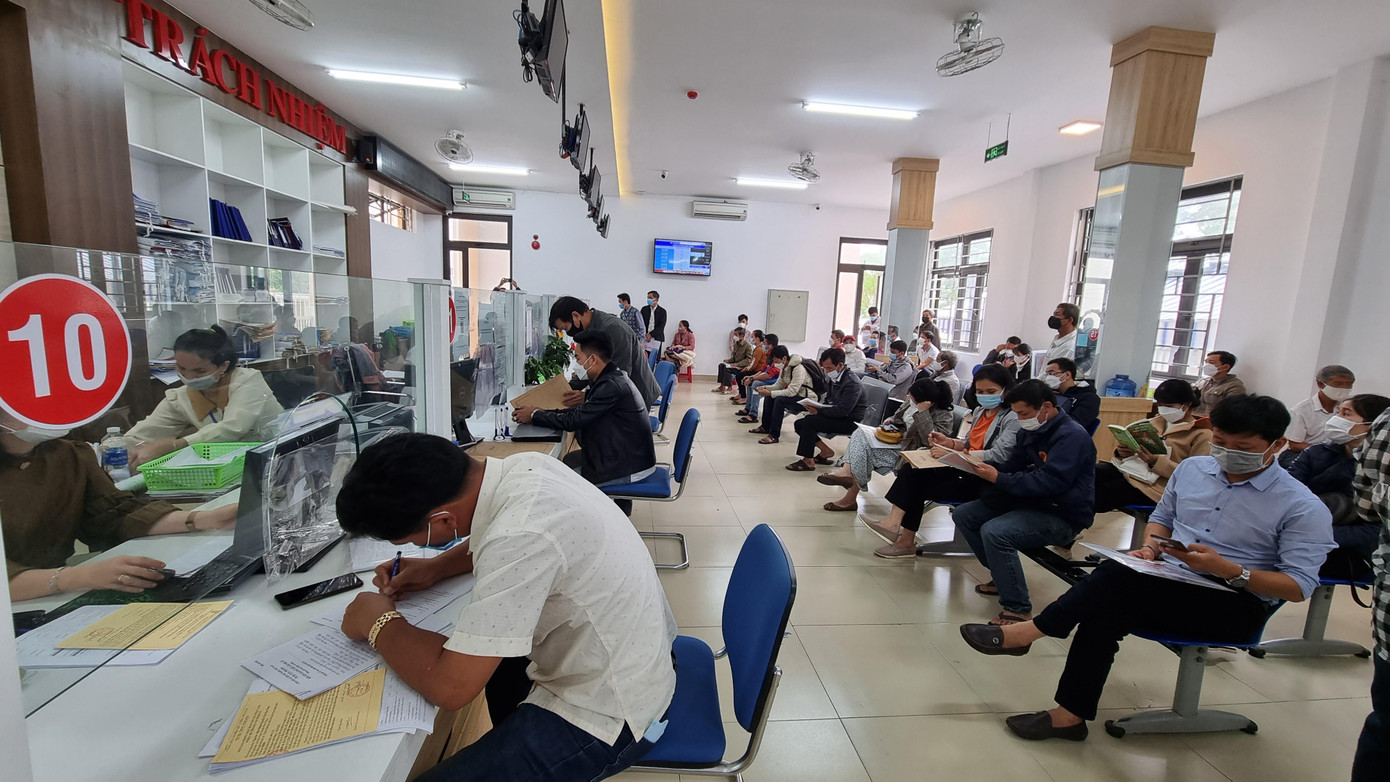 Cũng như chị, chị Nguyễn Thị Vân (huyện Hòa Vang) đã tới bộ phận một cửa hôm trước nhưng đông quá nên “bỏ cuộc”. Đến sáng nay tới bốc số lại và đợi tới tận trưa vẫn chưa được giải quyết thủ tục chuyển nhượng đất đai.