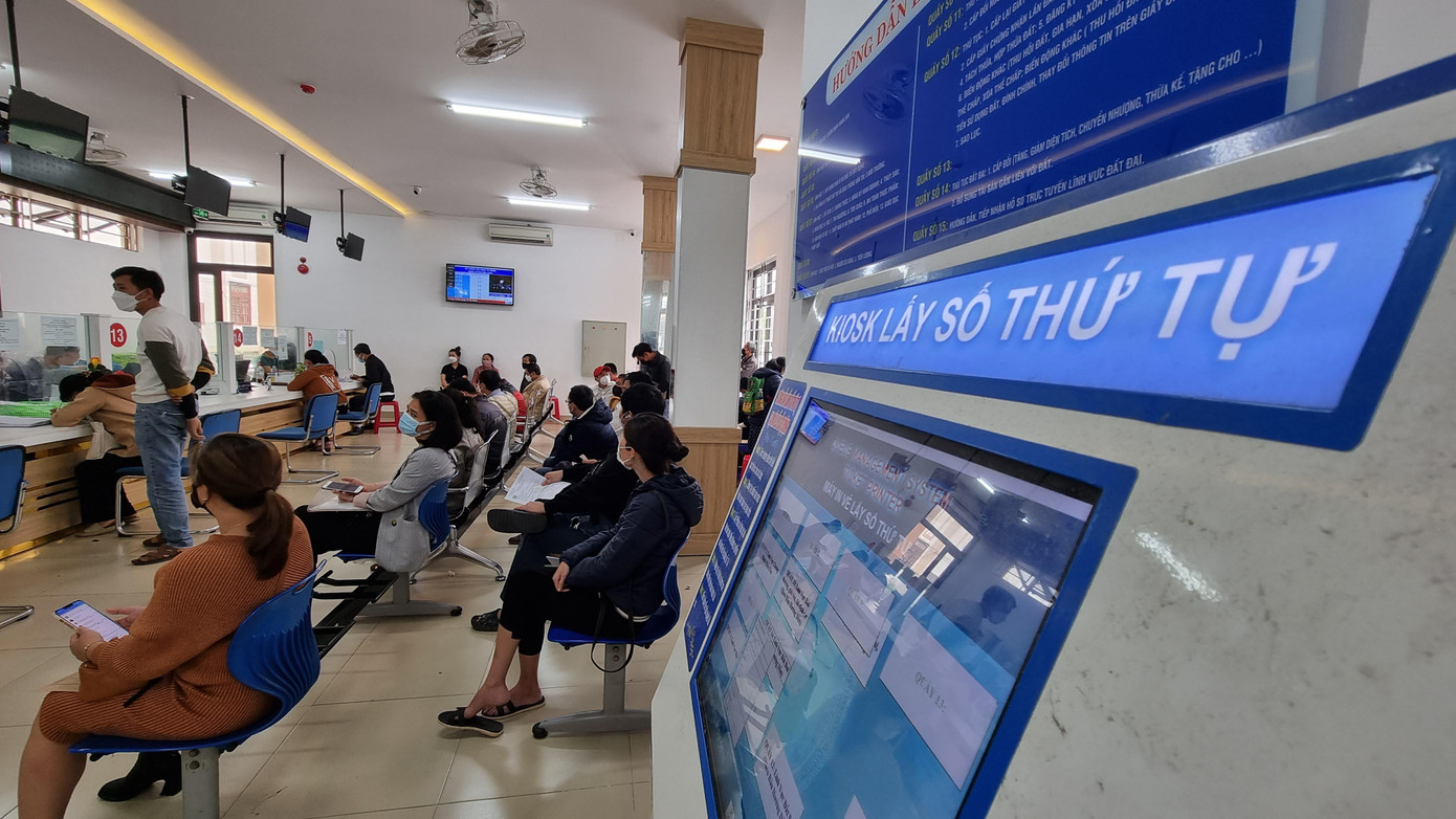 Chị Nguyễn Thị Lệ (quận Cẩm Lệ) cho hay sáng 4/4 chị tới bộ phận một cửa của UBND huyện Hòa Vang để làm thủ tục đất đai nhưng hết số thứ tự, đến chiều tới lại thì đã có hơn 100 người lấy số nên đi về. “Sáng 5/4 tôi tới sớm vào lấy số, ngồi thấy đông quá nên chạy về đi chợ, nấu cơm, lo hết việc nhà rồi lên lại, đã tới gần trưa vẫn chưa được gọi tên”, chị mệt mỏi.