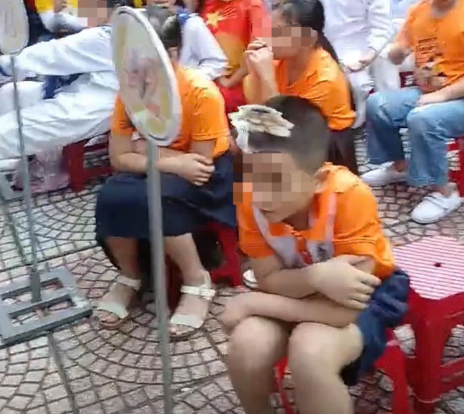 Học sinh chỉ mang đồng phục, co ro lạnh giữa sân trường. Học sinh chỉ mang đồng phục, co ro lạnh giữa sân trường.