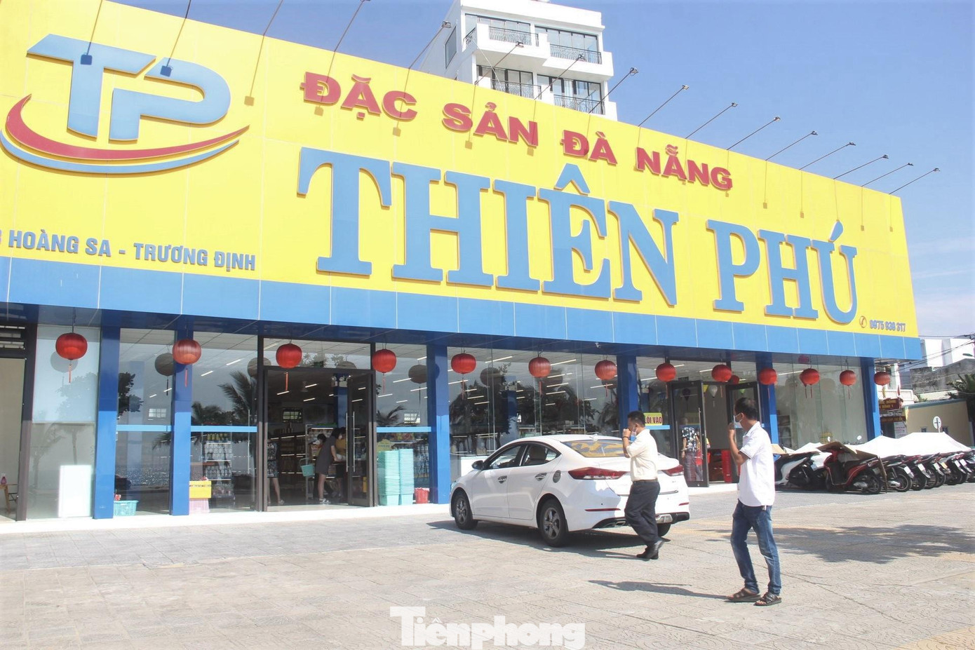 Các cửa hàng bán đặc sản, đồ lưu niệm cũng đã mở cửa với hàng hoá phong phú, đa dạng.