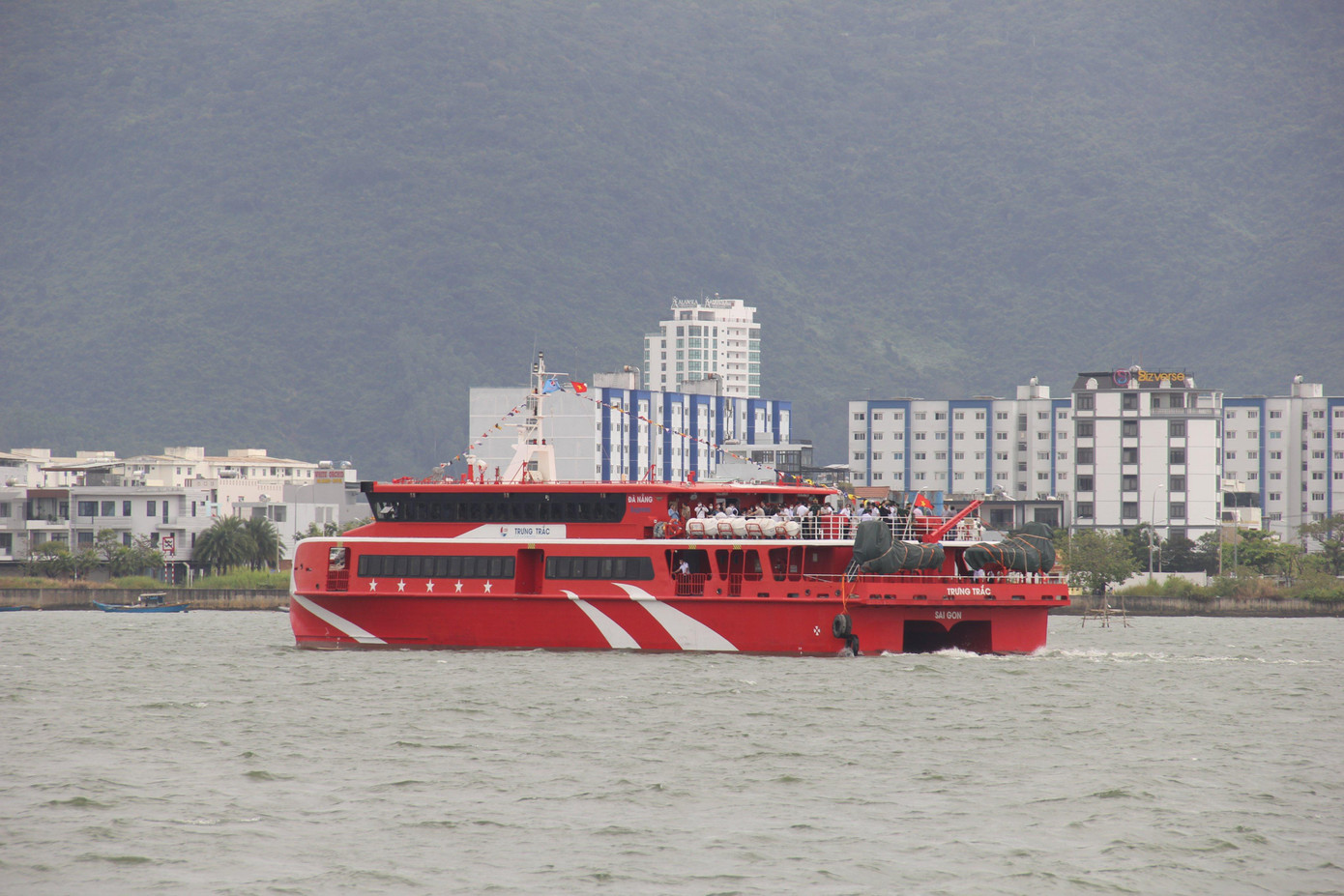 Tàu Trưng Trắc có chiều dài tàu 44,7m, công suất máy 7505HP. Ưu điểm của con tàu cao tốc hai thân này là an toàn, cân bằng và tính ổn định cao, giảm thiểu say sóng.