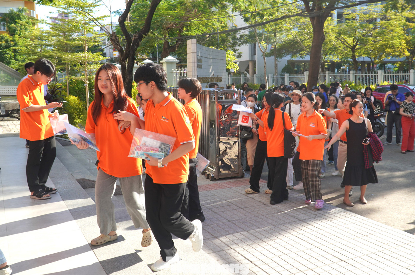 Dự báo thời tiết, hôm nay Đà Nẵng nắng nóng 37 độ. Theo Đài khí tượng thủy văn quốc gia, nắng nóng diện rộng tại Trung Bộ kéo dài trong nhiều ngày tới, nhiệt độ cao nhất phổ biến 35-37 độ, có nơi trên 38 độ. Dự báo thời tiết, hôm nay Đà Nẵng nắng nóng 37 độ. Theo Đài khí tượng thủy văn quốc gia, nắng nóng diện rộng tại Trung Bộ kéo dài trong nhiều ngày tới, nhiệt độ cao nhất phổ biến 35-37 độ, có nơi trên 38 độ.