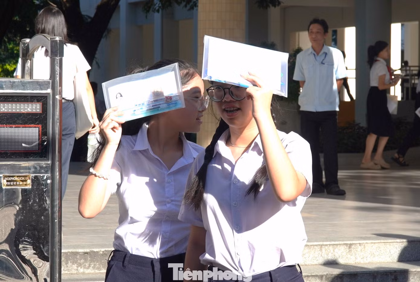 Trời Đà Nẵng oi ả từ sáng sớm. Các thí sinh che nắng vào điểm thi.