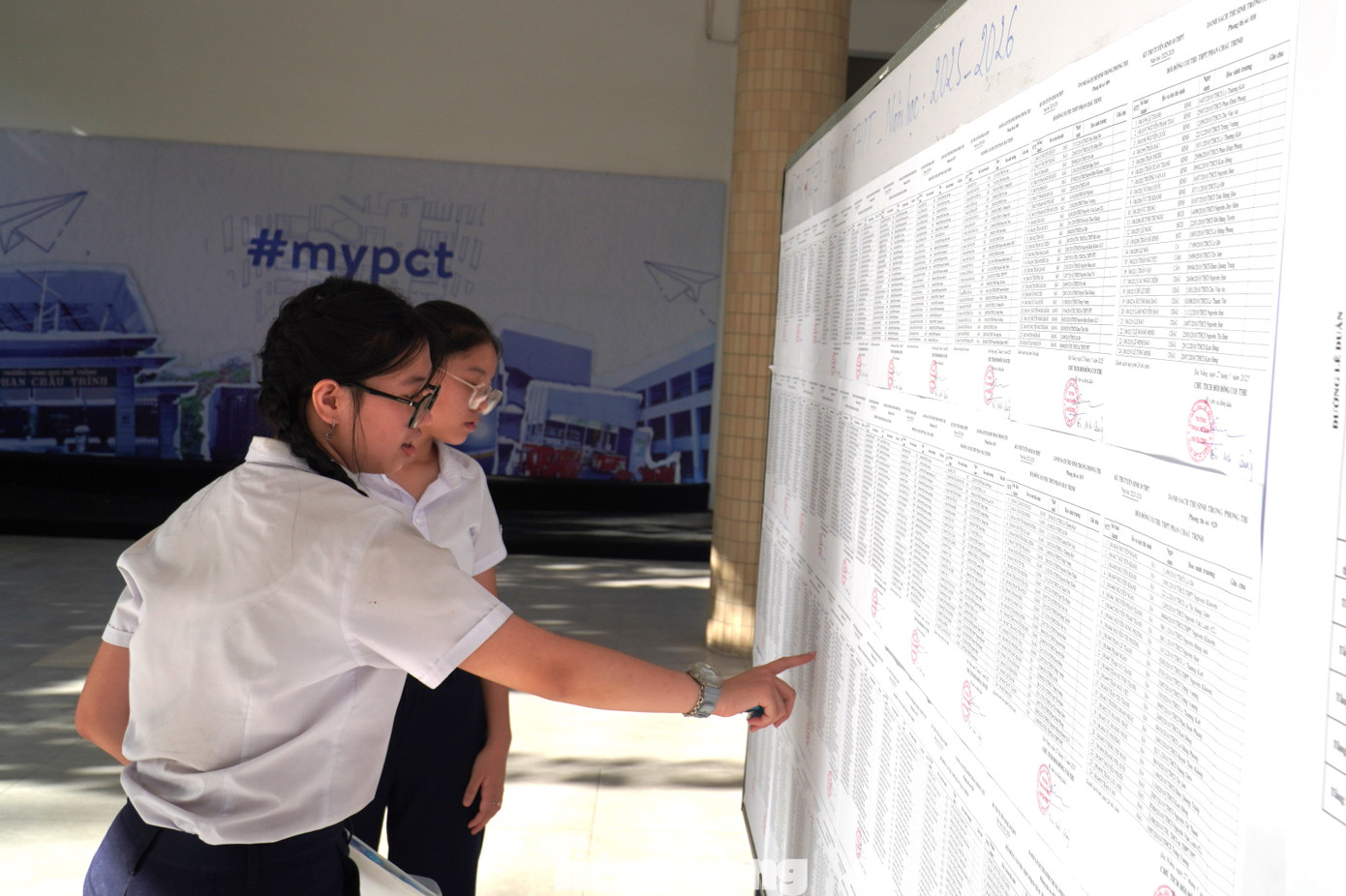 Năm nay, Đà Nẵng có 11.854 thí sinh đăng ký dự thi vào lớp 10 THPT công lập. Chỉ tiêu các trường THPT công lập là 10.296 em, chỉ tiêu dành cho hệ giáo dục thường xuyên 714 em. Thành phố đã tổ chức 26 điểm thi với gần 500 phòng thi cùng 2 điểm thi dành cho thí sinh dự thi vào lớp 10 Trường THPT chuyên Lê Quý Đôn. Ảnh: Thanh Hiền Năm nay, Đà Nẵng có 11.854 thí sinh đăng ký dự thi vào lớp 10 THPT công lập. Chỉ tiêu các trường THPT công lập là 10.296 em, chỉ tiêu dành cho hệ giáo dục thường xuyên 714 em. Thành phố đã tổ chức 26 điểm thi với gần 500 phòng thi cùng 2 điểm thi dành cho thí sinh dự thi vào lớp 10 Trường THPT chuyên Lê Quý Đôn. Ảnh: Thanh Hiền