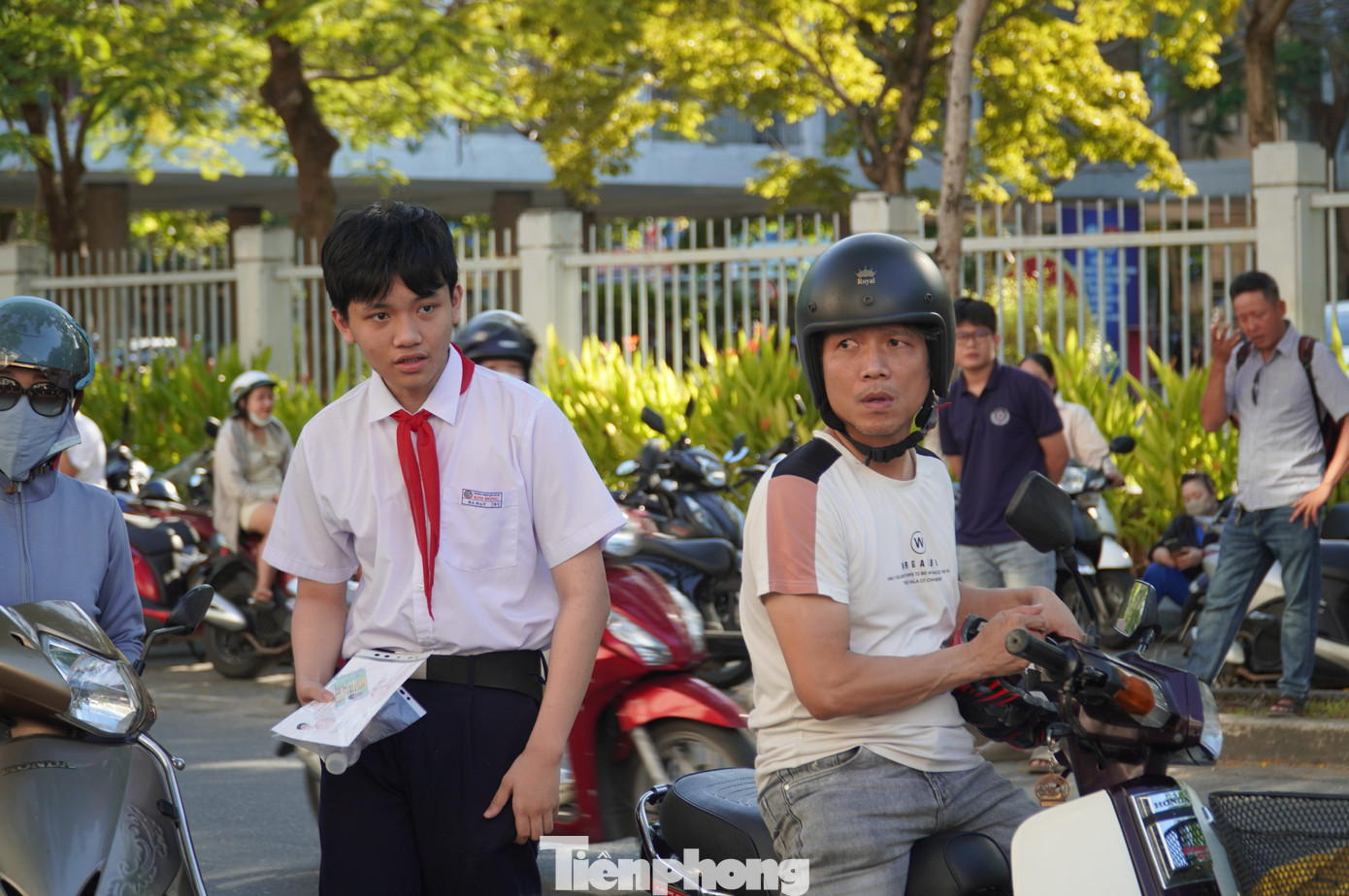 Thời tiết nắng nóng, oi bức, phụ huynh lo lắng ảnh hưởng đến con em trong quá trình đi lại cũng như làm bài thi. Trong buổi thi đầu tiên, các em làm bài thi môn Ngữ Văn, thời gian làm bài 120 phút. Chiều cùng ngày thi Ngoại ngữ trong 60 phút. Thời tiết nắng nóng, oi bức, phụ huynh lo lắng ảnh hưởng đến con em trong quá trình đi lại cũng như làm bài thi. Trong buổi thi đầu tiên, các em làm bài thi môn Ngữ Văn, thời gian làm bài 120 phút. Chiều cùng ngày thi Ngoại ngữ trong 60 phút.