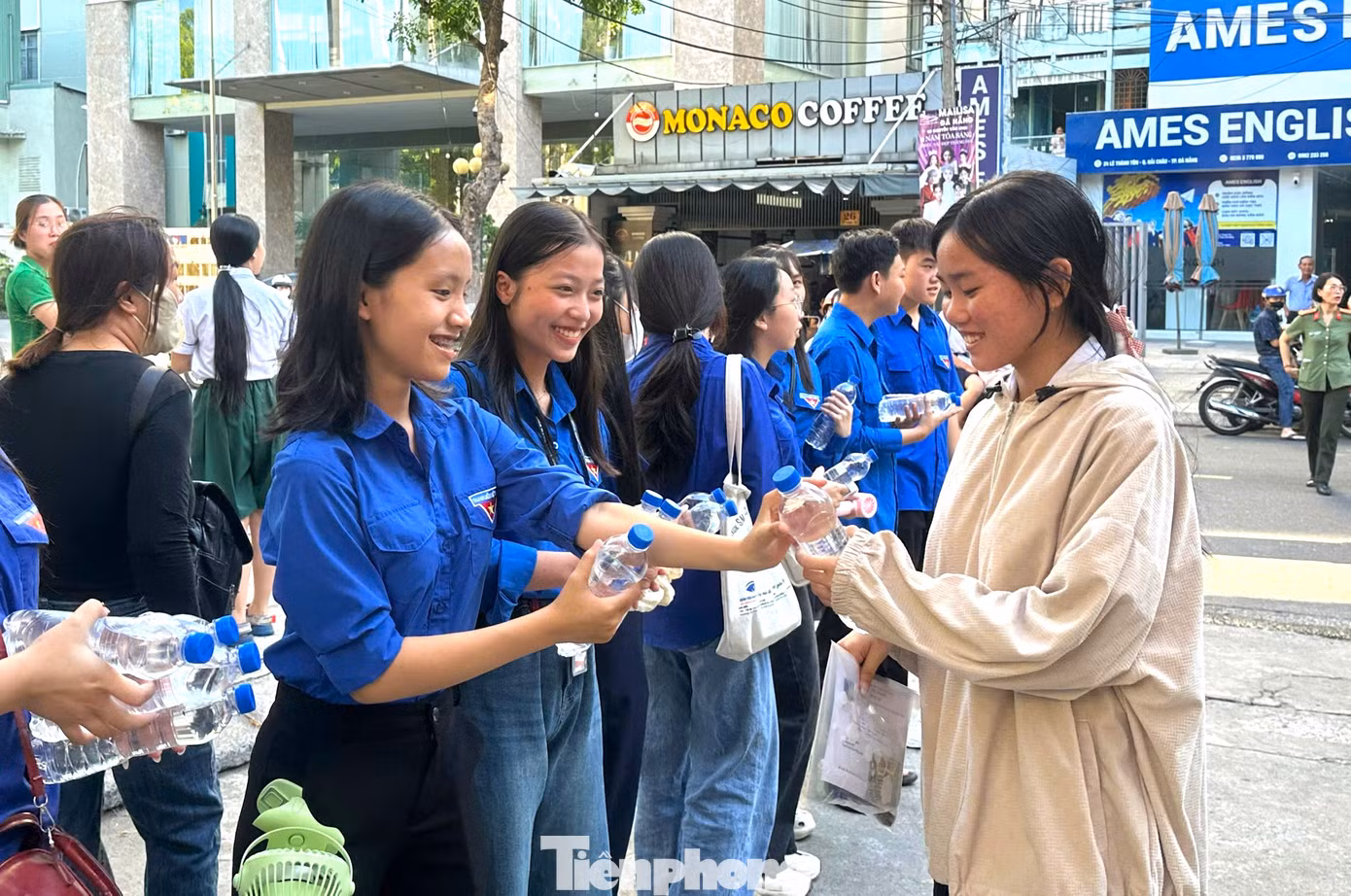 Tại cổng trường, các đội tình nguyện viên có mặt cổ vũ, hỗ trợ các thí sinh. Đồng thời phát nước cho các sĩ tử mang vào phòng thi.