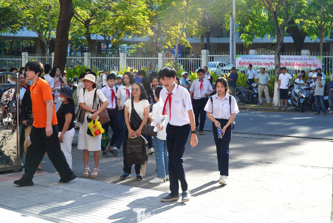 Các thí sinh đến điểm thi với chai nước trên tay. “Sáng ra ngoài giấy tờ, bút con mang theo, tôi chuẩn bị luôn cả nước, xé tem mác trên chai để cháu mang vào phòng thi. Trời hừng hực như thế này ngồi hai tiếng trong phòng làm bài kiểu gì cũng cần nước. Hy vọng mấy môn sau trời mát mẻ để các con thi thoải mái hơn”, anh Ngọc Lâm (quận Hải Châu) nói. Các thí sinh đến điểm thi với chai nước trên tay. “Sáng ra ngoài giấy tờ, bút con mang theo, tôi chuẩn bị luôn cả nước, xé tem mác trên chai để cháu mang vào phòng thi. Trời hừng hực như thế này ngồi hai tiếng trong phòng làm bài kiểu gì cũng cần nước. Hy vọng mấy môn sau trời mát mẻ để các con thi thoải mái hơn”, anh Ngọc Lâm (quận Hải Châu) nói.