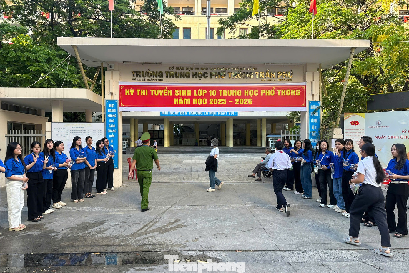 Năm nay, nhiều trường công lập tại Đà Nẵng có số lượng thí sinh đăng ký nguyện vọng 1 cao như: Trường THPT Phan Châu Trinh gần 1900 thí sinh (chỉ tiêu 1.218); THPT Hoàng Hoa Thám 535 thí sinh (chỉ tiêu 462); THPT Hòa Vang 527 thí sinh (chỉ tiêu 378). Năm nay, nhiều trường công lập tại Đà Nẵng có số lượng thí sinh đăng ký nguyện vọng 1 cao như: Trường THPT Phan Châu Trinh gần 1900 thí sinh (chỉ tiêu 1.218); THPT Hoàng Hoa Thám 535 thí sinh (chỉ tiêu 462); THPT Hòa Vang 527 thí sinh (chỉ tiêu 378).