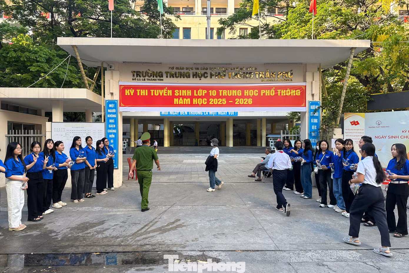 Năm nay, nhiều trường công lập tại Đà Nẵng có số lượng thí sinh đăng ký nguyện vọng 1 cao như: Trường THPT Phan Châu Trinh gần 1900 thí sinh (chỉ tiêu 1.218); THPT Hoàng Hoa Thám 535 thí sinh (chỉ tiêu 462); THPT Hòa Vang 527 thí sinh (chỉ tiêu 378).
