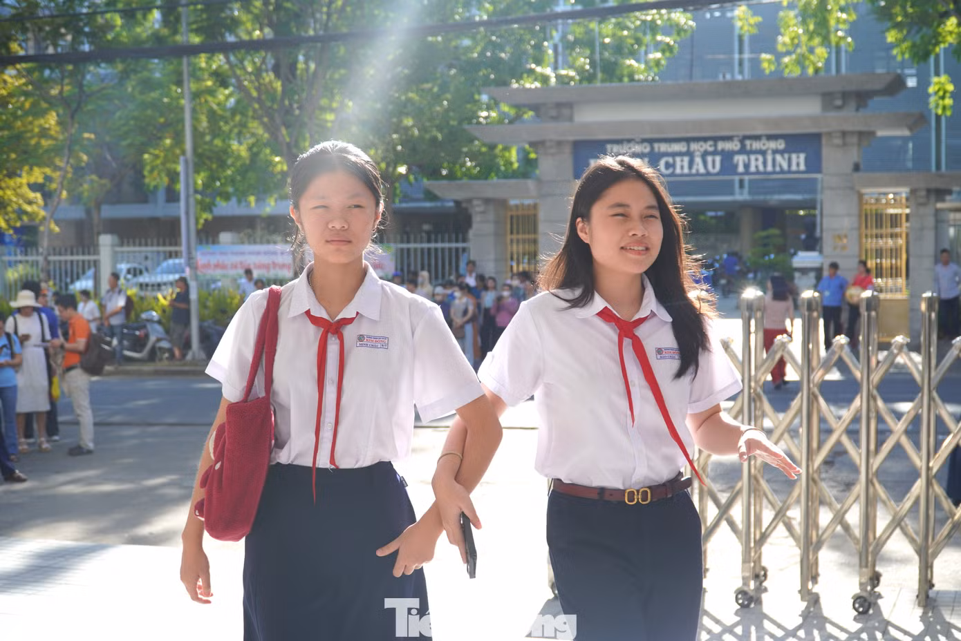 Trong ngày đầu tiên của kỳ thi, thời tiết Đà Nẵng nóng bức. Nhiều phụ huynh tranh thủ đưa con đến điểm thi từ sớm nhưng trời đã hừng hực. Chị Huỳnh Thị Hoa (quận Hải Châu) chia sẻ khá lo lắng vì sợ thời tiết sẽ ảnh hưởng đến sức khỏe, tâm trạng của con trong suốt mấy ngày thi.