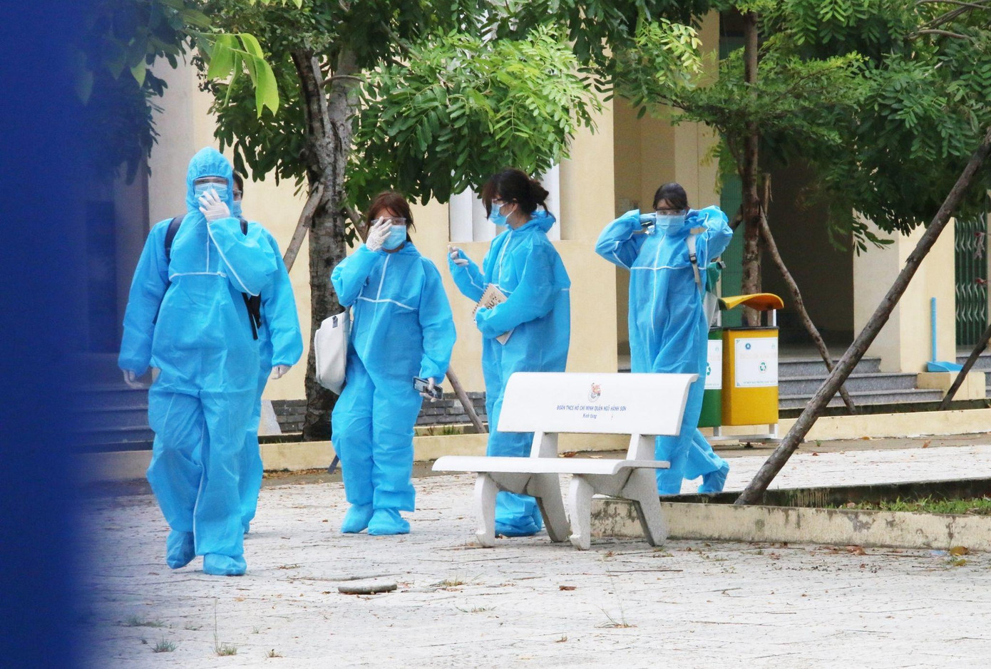 Trong chiều 6/7, các thí sinh đã được đưa tới điểm thi làm thủ tục. Trước khi vào trường, các em được kiểm tra thân nhiệt, sát khuẩn tay, thay khẩu trang y tế mới.