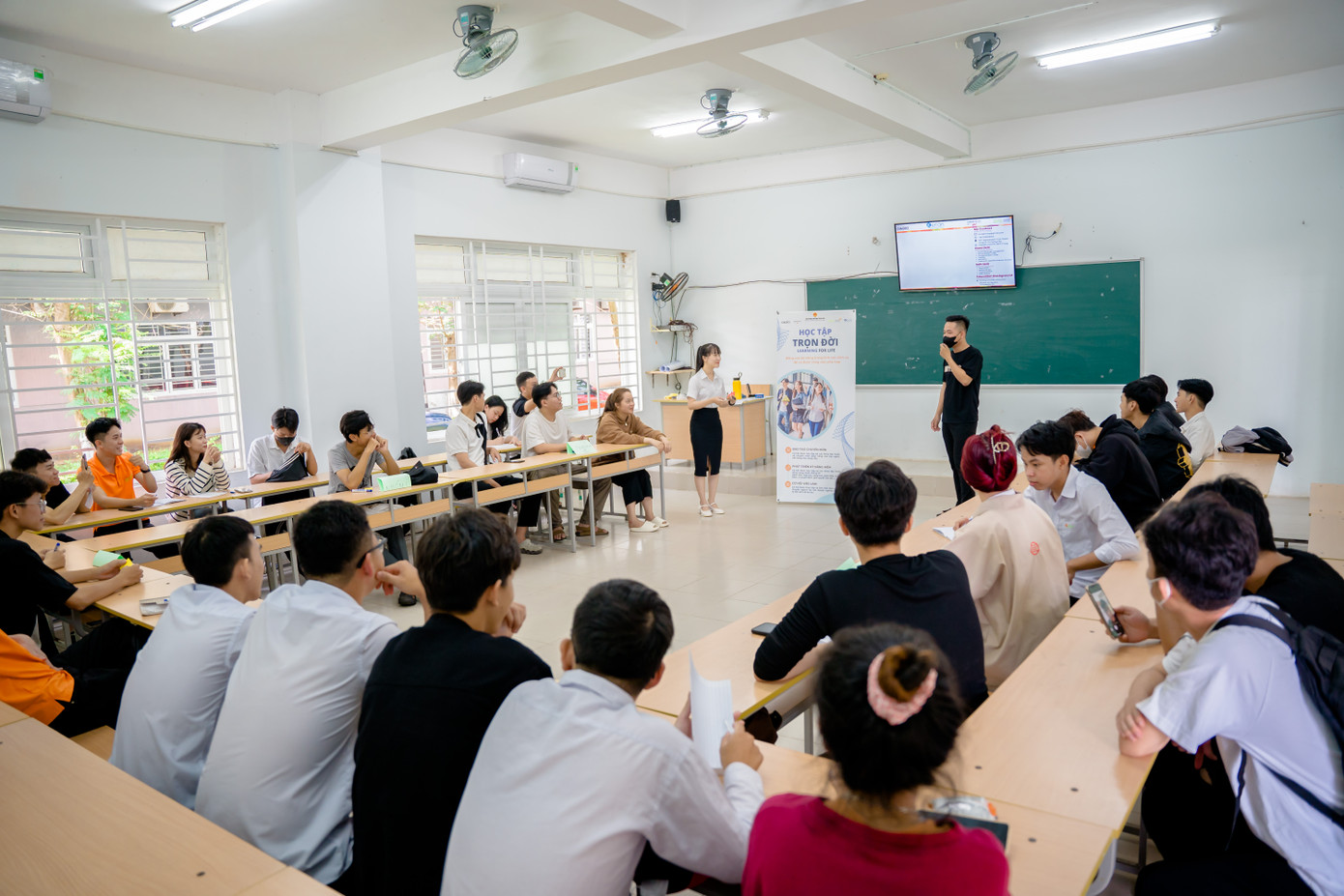 Mục tiêu của dự án là nâng cao kiến thức, kỹ năng, kết nối việc làm cho gần 900 sinh viên ngành Du lịch, Khách sạn. Mục tiêu của dự án là nâng cao kiến thức, kỹ năng, kết nối việc làm cho gần 900 sinh viên ngành Du lịch, Khách sạn.