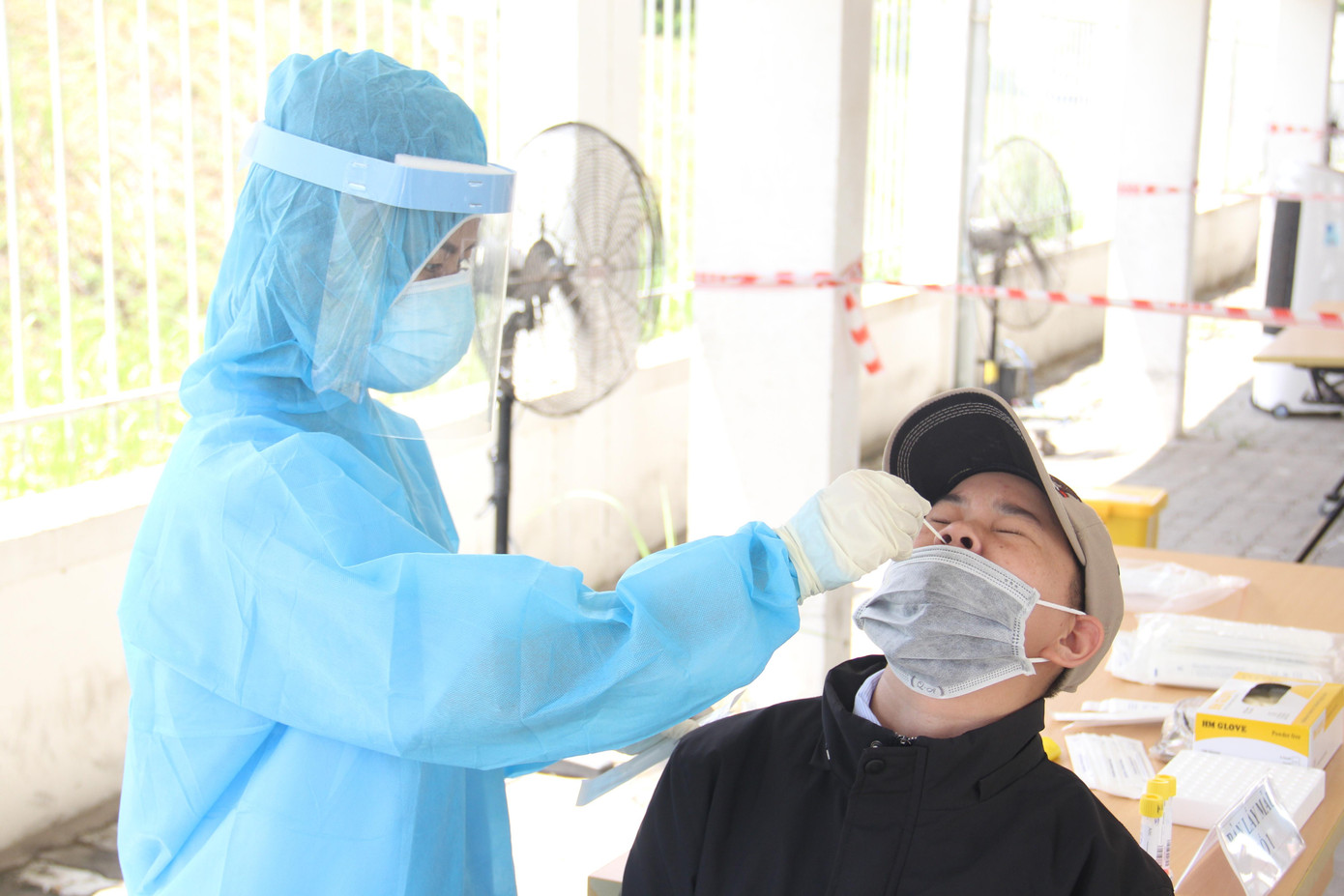 Lấy mẫu xét nghiệm công nhân tại KCN Hòa Cầm. Lấy mẫu xét nghiệm công nhân tại KCN Hòa Cầm.