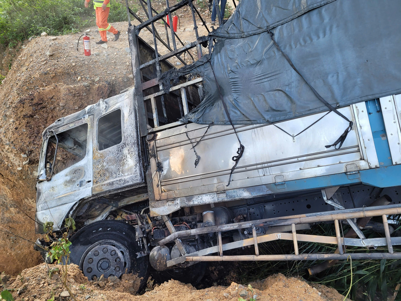 Phần đầu xe bị cháy, hư hỏng nặng. Phần đầu xe bị cháy, hư hỏng nặng.