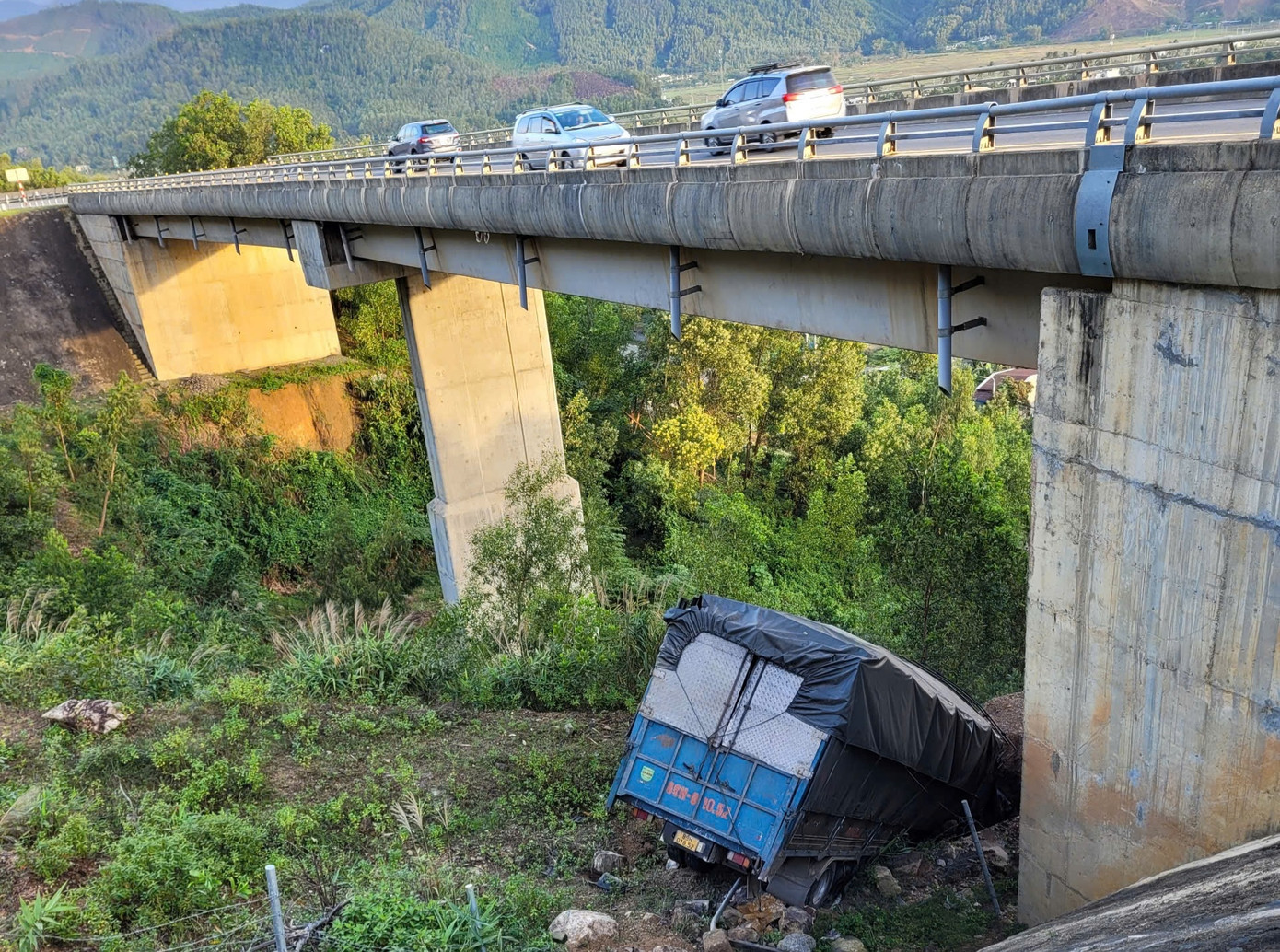 Xe tải lao xuống chân cầu trên cao tốc La Sơn - Tuý Loan. Xe tải lao xuống chân cầu trên cao tốc La Sơn - Tuý Loan.