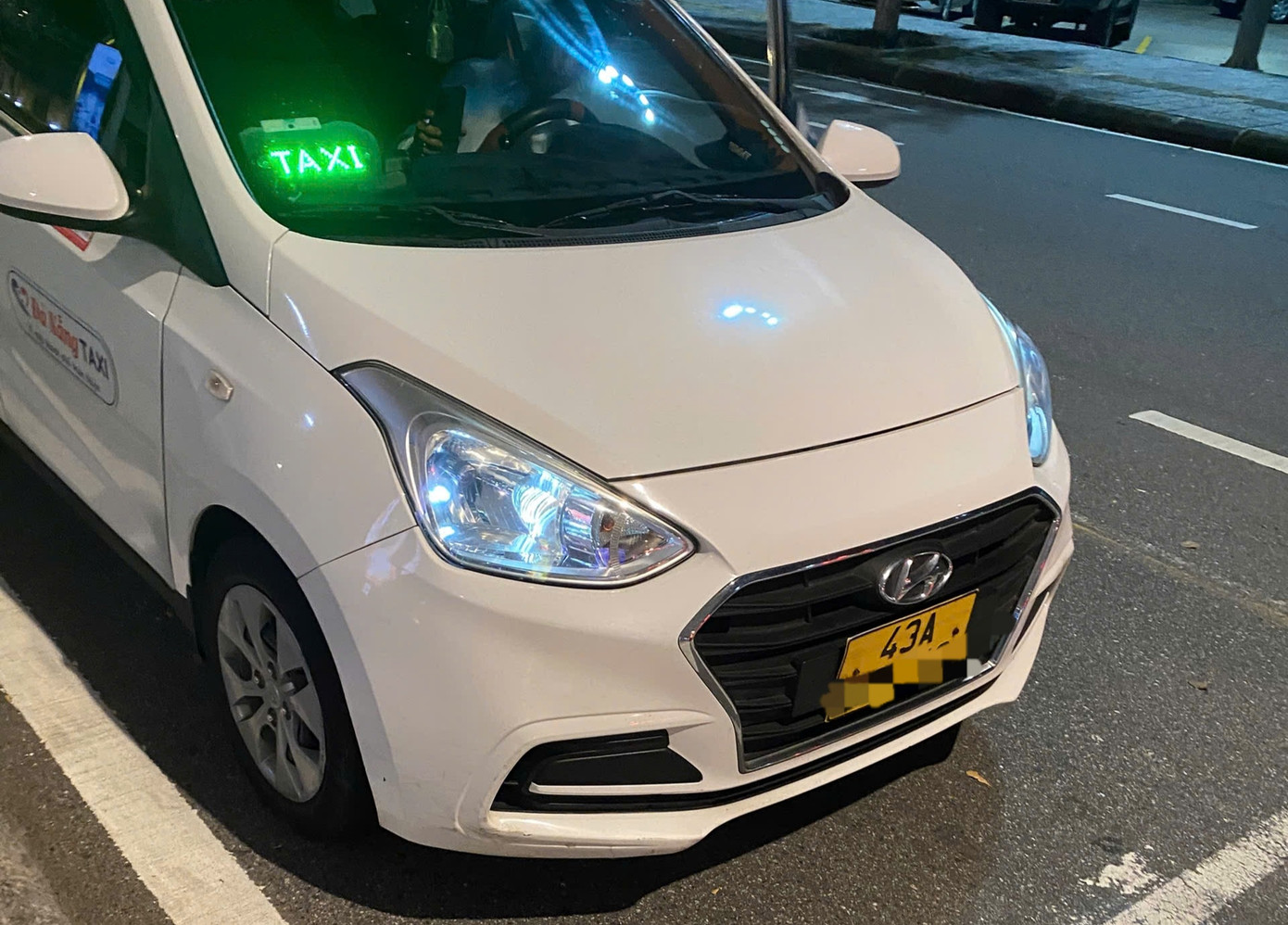 Xe taxi do tài xế C. điều khiển. Xe taxi do tài xế C. điều khiển.