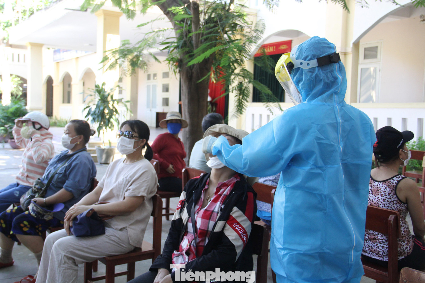 Nhân viên y tế lấy mẫu cho tiểu thương do có ca nhiễm COVID-19 vào chợ. Ảnh: Thanh Trần.