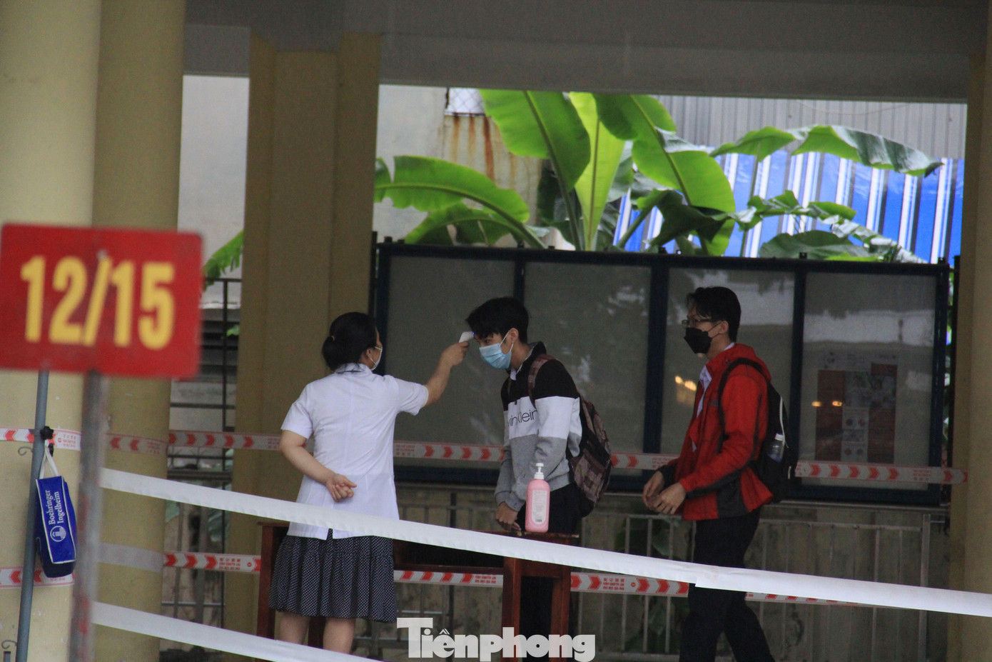 Các trường cũng lưu ý học sinh nếu có biểu hiện ho, sốt, khó thở... phải nghỉ ở nhà, thông tin cho nhà trường, đồng thời liên hệ các cơ sở y tế gần nhất.