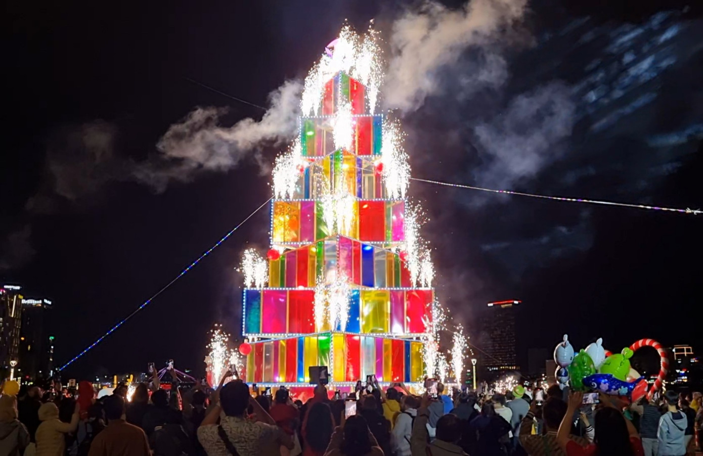 Khoảnh khắc đếm ngược thắp sáng cây thông khổng lồ. Bà Nguyễn Thị Hoài An - Phó Giám đốc Sở Du lịch TP. Đà Nẵng - cho hay cây thông ánh sáng là biểu tượng đầy sức hút, góp phần làm nổi bật không khí lễ hội sôi động của thành phố trong dịp cuối năm.