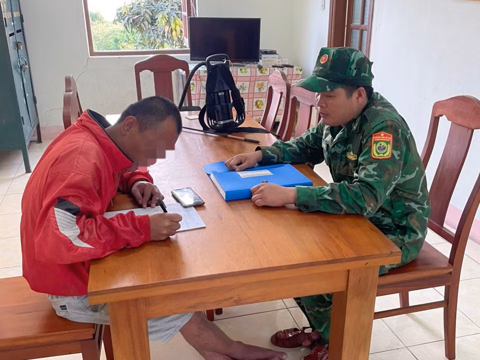 Chủ ghe cùng bộ súng xung điện tại cơ quan chức năng. Chủ ghe cùng bộ súng xung điện tại cơ quan chức năng.