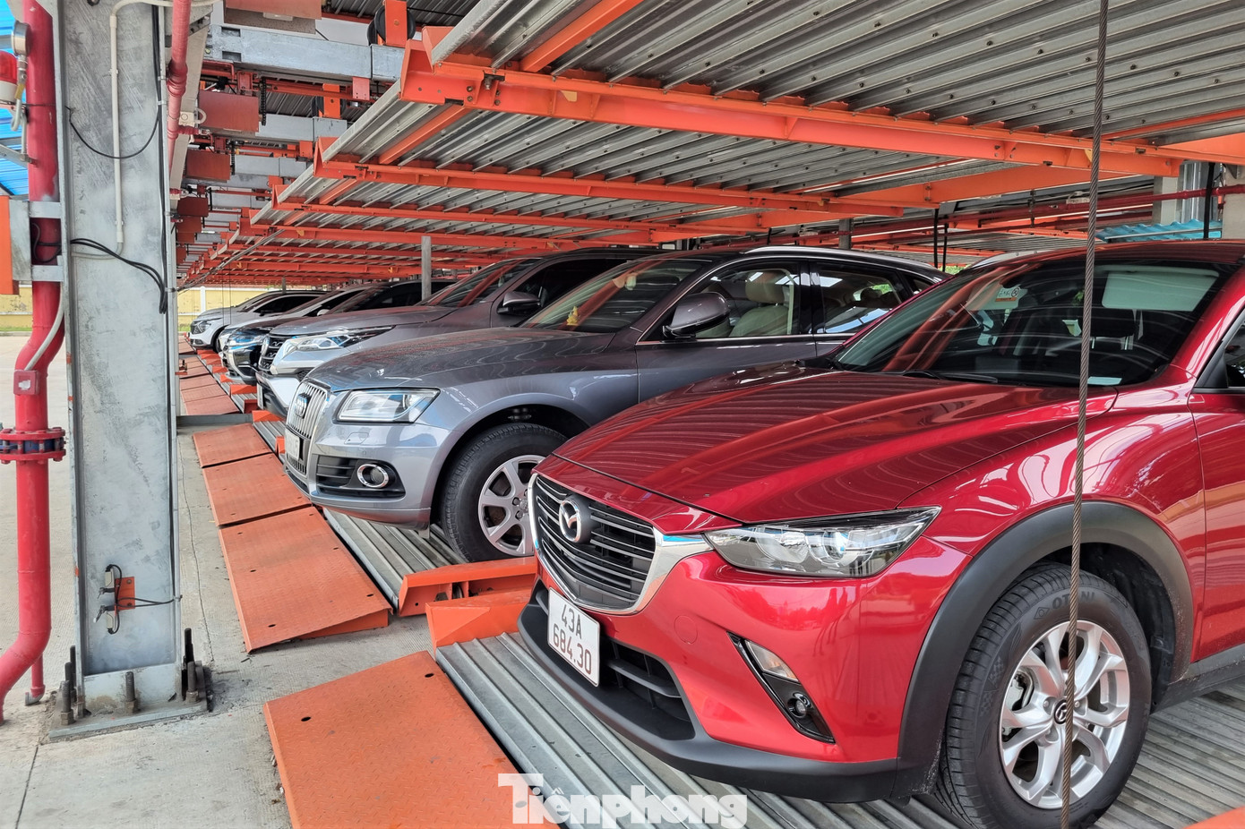 Theo ông, tình trạng ế khách này là do việc tuyên truyền về bãi đỗ xe còn hạn chế, công tác xử phạt các xe đậu đỗ sai quy định ở khu vực xung quanh chưa quyết liệt. “Nguyên nhân chính vì mức giá khá cao. Trước đây khi bãi đỗ xe này chưa đầu tư giai đoạn 1 thì giá tính theo lượt từ 6-22h chỉ 60.000đ, mỗi tháng 650.000đ. Còn hiện tại giá theo tháng lên tới 2.000.000đ khiến người dân đắn đo”, ông Nghĩa nêu thực tế. Theo ông, tình trạng ế khách này là do việc tuyên truyền về bãi đỗ xe còn hạn chế, công tác xử phạt các xe đậu đỗ sai quy định ở khu vực xung quanh chưa quyết liệt. “Nguyên nhân chính vì mức giá khá cao. Trước đây khi bãi đỗ xe này chưa đầu tư giai đoạn 1 thì giá tính theo lượt từ 6-22h chỉ 60.000đ, mỗi tháng 650.000đ. Còn hiện tại giá theo tháng lên tới 2.000.000đ khiến người dân đắn đo”, ông Nghĩa nêu thực tế.