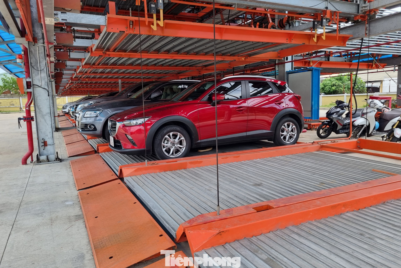 Nhà đỗ xe có kết cấu thép, cao 6 tầng, nhưng xe chỉ đỗ ở tầng 1 cũng đã dư chỗ. Nhà đỗ xe có kết cấu thép, cao 6 tầng, nhưng xe chỉ đỗ ở tầng 1 cũng đã dư chỗ.