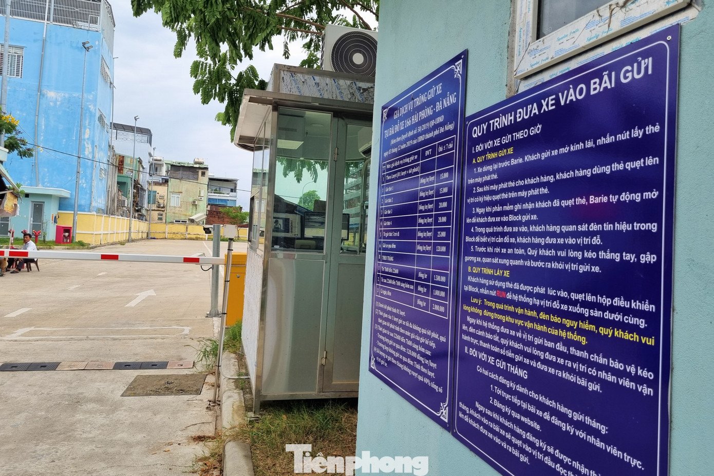 Hiện Sở GTVT đang phối hợp với các đơn vị liên quan hoàn tất thủ tục bàn giao bãi đỗ xe về cho Sở GTVT quản lý. Ngoài ra sẽ đẩy mạnh tuyên truyền về bãi đỗ xe, đặc biệt chú trọng vào khu vực gần nhà ga, trường học, bệnh viện... Sở cũng sẽ đề nghị Công an hai quận Thanh Khê, Hải Châu xử phạt quyết liệt các xe đậu đỗ sai quy định; áp dụng cấm dừng đỗ một số tuyến đường quanh bãi đỗ xe. “Sở cùng với Sở Công Thương, Sở Tài chính sẽ đề xuất UBND TP điều chỉnh giá trông giữ xe phù hợp với các mức theo tháng, theo giờ và bổ sung đơn giá theo ngày”, ông Nghĩa cho biết. Hiện Sở GTVT đang phối hợp với các đơn vị liên quan hoàn tất thủ tục bàn giao bãi đỗ xe về cho Sở GTVT quản lý. Ngoài ra sẽ đẩy mạnh tuyên truyền về bãi đỗ xe, đặc biệt chú trọng vào khu vực gần nhà ga, trường học, bệnh viện... Sở cũng sẽ đề nghị Công an hai quận Thanh Khê, Hải Châu xử phạt quyết liệt các xe đậu đỗ sai quy định; áp dụng cấm dừng đỗ một số tuyến đường quanh bãi đỗ xe. “Sở cùng với Sở Công Thương, Sở Tài chính sẽ đề xuất UBND TP điều chỉnh giá trông giữ xe phù hợp với các mức theo tháng, theo giờ và bổ sung đơn giá theo ngày”, ông Nghĩa cho biết.