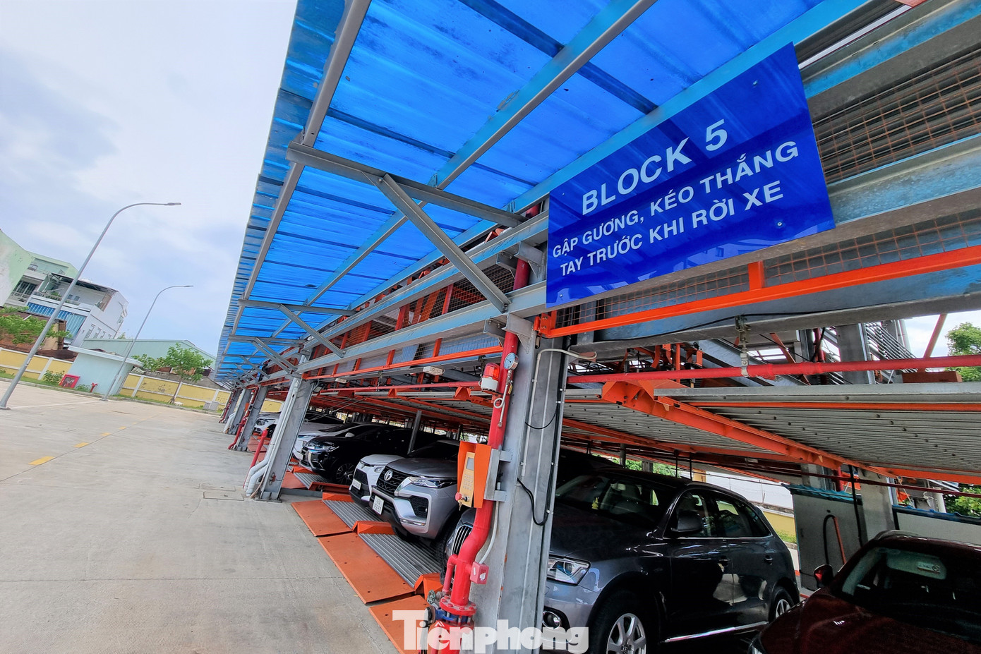 Người dân càng đắn đo hơn khi bãi đỗ xe thông minh này chỉ thu phí theo giờ, qua đêm và theo tháng chứ không thu phí đỗ theo ngày. Người dân càng đắn đo hơn khi bãi đỗ xe thông minh này chỉ thu phí theo giờ, qua đêm và theo tháng chứ không thu phí đỗ theo ngày.