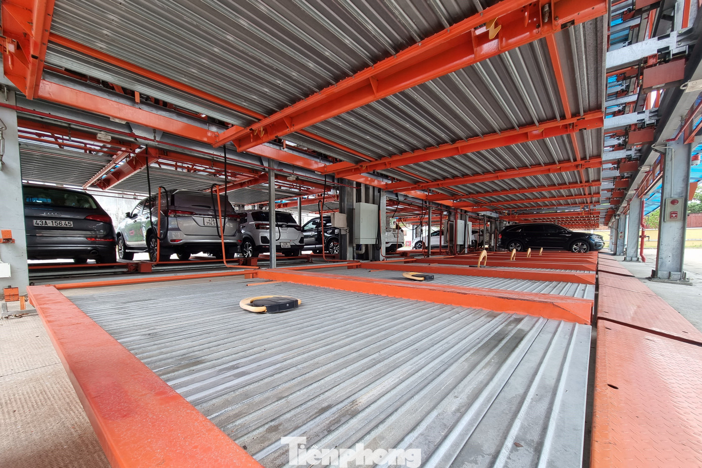 Nhà đỗ xe có kết cấu thép, cao 6 tầng, nhưng xe chỉ đỗ ở tầng 1 cũng đã dư chỗ. Nhà đỗ xe có kết cấu thép, cao 6 tầng, nhưng xe chỉ đỗ ở tầng 1 cũng đã dư chỗ.