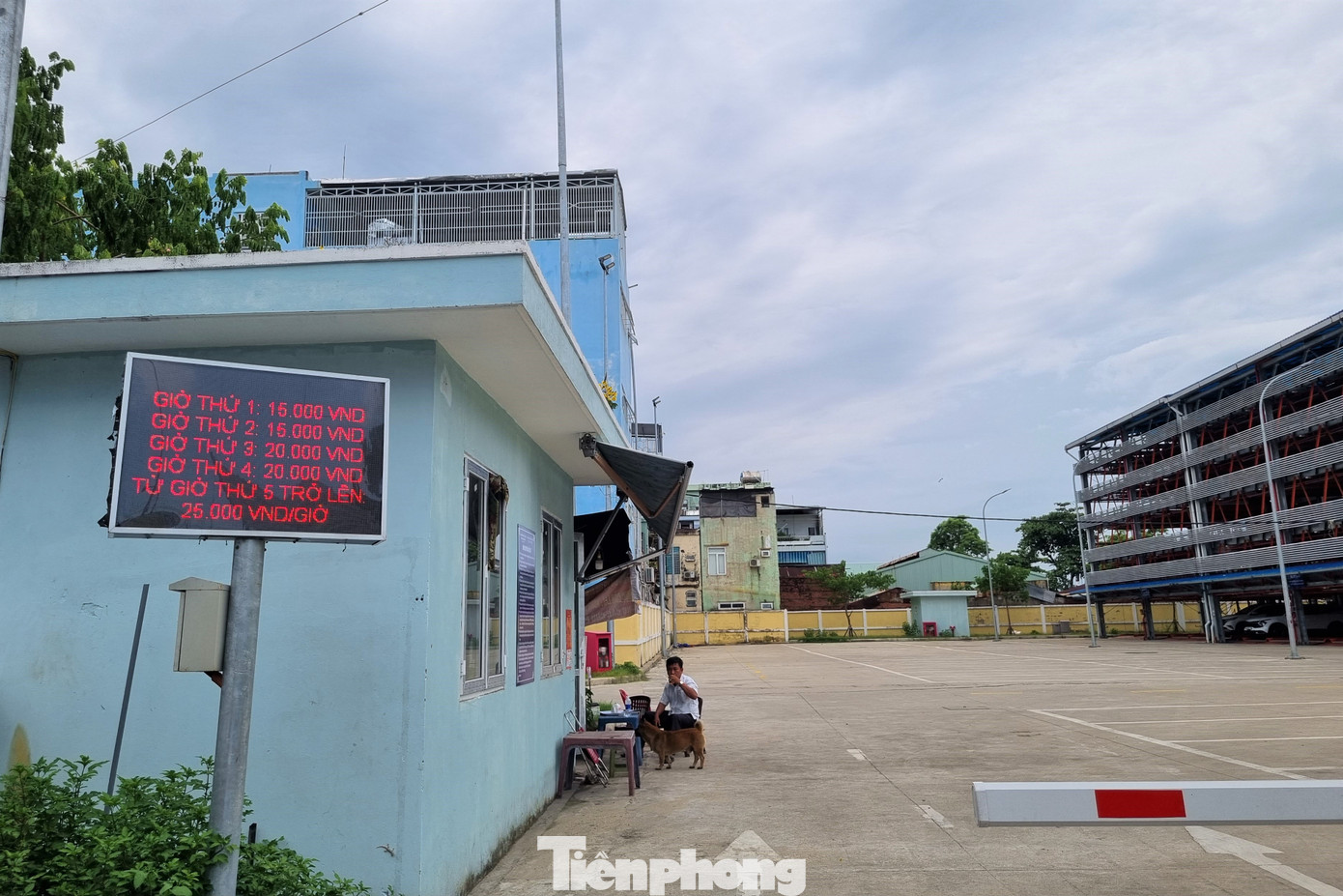 Bãi giữ xe ở trung tâm thành phố, gần nhà ga, bệnh viện nhưng vẫn ế ẩm. Lý do là vì mức phí quá cao. Giá dịch vụ trông giữ xe giờ thứ 1, 2 là 15.000đ/xe/lượt; giờ thứ 3, 4 thu 20.000đ/xe/lượt; từ giờ thứ 5 trở đi 25.000đ/xe/lượt. Giữ xe qua đêm 120.000đ/xe/lượt. Đặc biệt, giá vé theo tháng được người dân đánh giá khá “chát”: từ 7-22h là 1.500.000; sau 22h–7h sáng hôm sau là 1.000.000; cả ngày cả đêm 2.000.000đ. Bãi giữ xe ở trung tâm thành phố, gần nhà ga, bệnh viện nhưng vẫn ế ẩm. Lý do là vì mức phí quá cao. Giá dịch vụ trông giữ xe giờ thứ 1, 2 là 15.000đ/xe/lượt; giờ thứ 3, 4 thu 20.000đ/xe/lượt; từ giờ thứ 5 trở đi 25.000đ/xe/lượt. Giữ xe qua đêm 120.000đ/xe/lượt. Đặc biệt, giá vé theo tháng được người dân đánh giá khá “chát”: từ 7-22h là 1.500.000; sau 22h–7h sáng hôm sau là 1.000.000; cả ngày cả đêm 2.000.000đ.