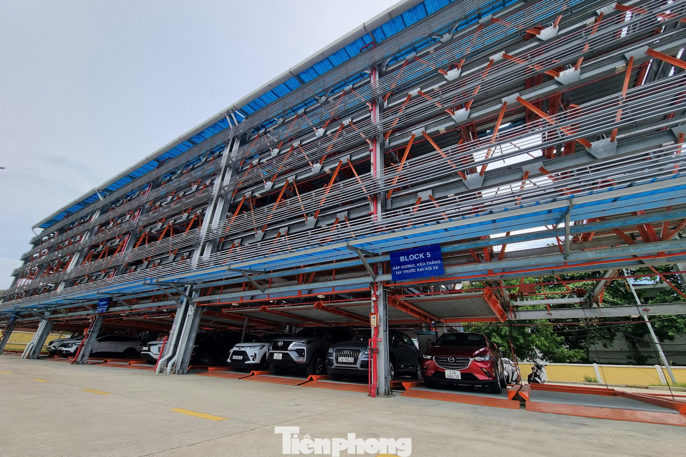 Ghi nhận của Tiền phong, rất ít xe vào đây đỗ, chỉ có hơn 10 chiếc. Nhân viên tại bãi cho hay từ khi đi vào hoạt động đến nay hầu như ngày nào cũng lác đác vài xe. Ghi nhận của Tiền phong, rất ít xe vào đây đỗ, chỉ có hơn 10 chiếc. Nhân viên tại bãi cho hay từ khi đi vào hoạt động đến nay hầu như ngày nào cũng lác đác vài xe.