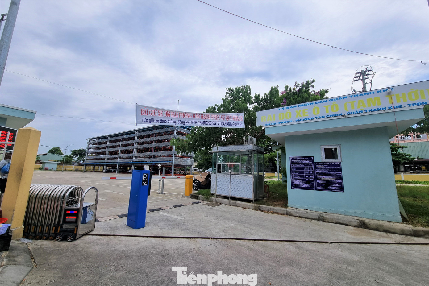 Bãi đỗ xe số 166 Hải Phòng (quận Thanh Khê, Đà Nẵng) gồm 6 tầng với hơn 170 chỗ đỗ cho xe từ 7 chỗ trở xuống, chưa kể sân bãi còn rất nhiều chỗ. Tổng vốn đầu tư gần 78 tỷ đồng. Ảnh: Thanh Hiền. Bãi đỗ xe số 166 Hải Phòng (quận Thanh Khê, Đà Nẵng) gồm 6 tầng với hơn 170 chỗ đỗ cho xe từ 7 chỗ trở xuống, chưa kể sân bãi còn rất nhiều chỗ. Tổng vốn đầu tư gần 78 tỷ đồng. Ảnh: Thanh Hiền.