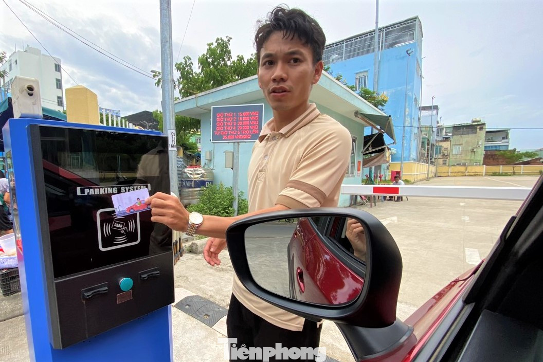 Khi đi tới cổng, nhân viên sẽ quét thẻ rồi đưa cho tài xế, sau đó hướng dẫn vào khu vực đỗ. Khi đi tới cổng, nhân viên sẽ quét thẻ rồi đưa cho tài xế, sau đó hướng dẫn vào khu vực đỗ.