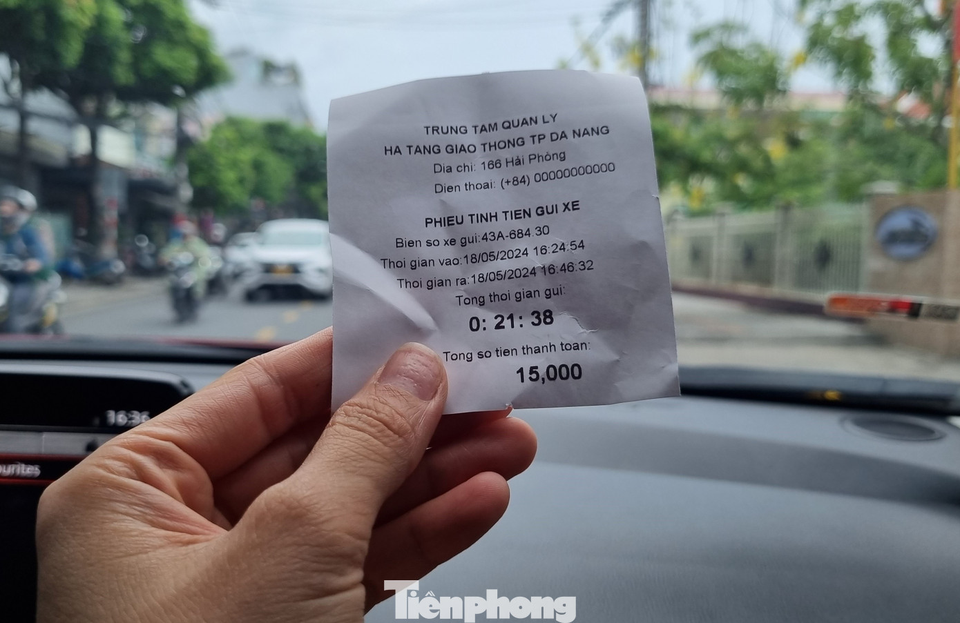 Anh Nguyễn Phúc Hạnh (quận Sơn Trà) cho hay công việc của anh thường xuyên phải tới khu vực này nhưng không thể đưa xe vào đỗ vì mức giá quá cao. “Đỗ trong một hai giờ đầu còn được. Chứ giờ thứ 3 trở đi thì quá tốn kém. Mức giá này khiến tôi cũng như nhiều người dân lắc đầu, vì nếu có công chuyện đi lâu lâu chút là mất gần cả trăm ngàn”, anh bày tỏ. Anh Nguyễn Phúc Hạnh (quận Sơn Trà) cho hay công việc của anh thường xuyên phải tới khu vực này nhưng không thể đưa xe vào đỗ vì mức giá quá cao. “Đỗ trong một hai giờ đầu còn được. Chứ giờ thứ 3 trở đi thì quá tốn kém. Mức giá này khiến tôi cũng như nhiều người dân lắc đầu, vì nếu có công chuyện đi lâu lâu chút là mất gần cả trăm ngàn”, anh bày tỏ.