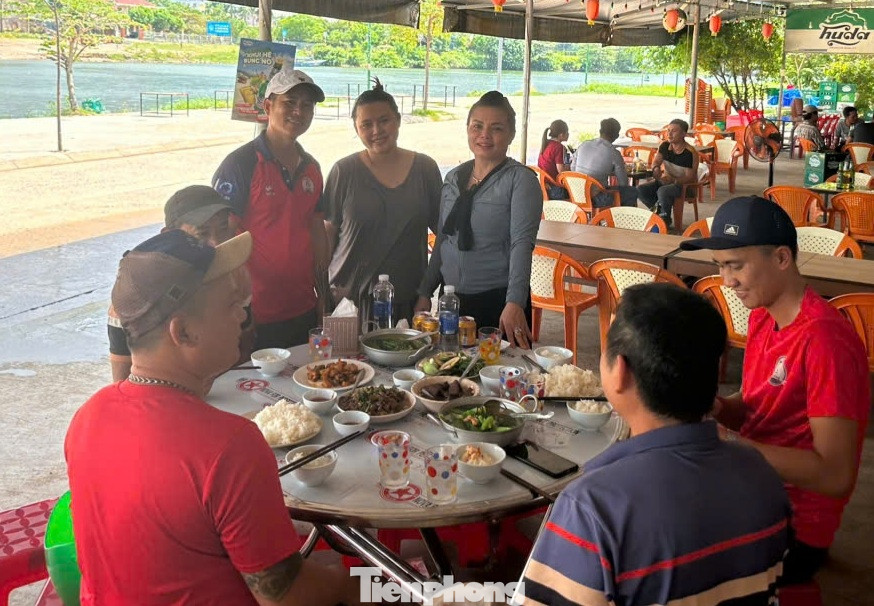 Những bữa cơm ấm áp của người dân miền Trung tiếp sức các đoàn cứu trợ. Những bữa cơm ấm áp của người dân miền Trung tiếp sức các đoàn cứu trợ.