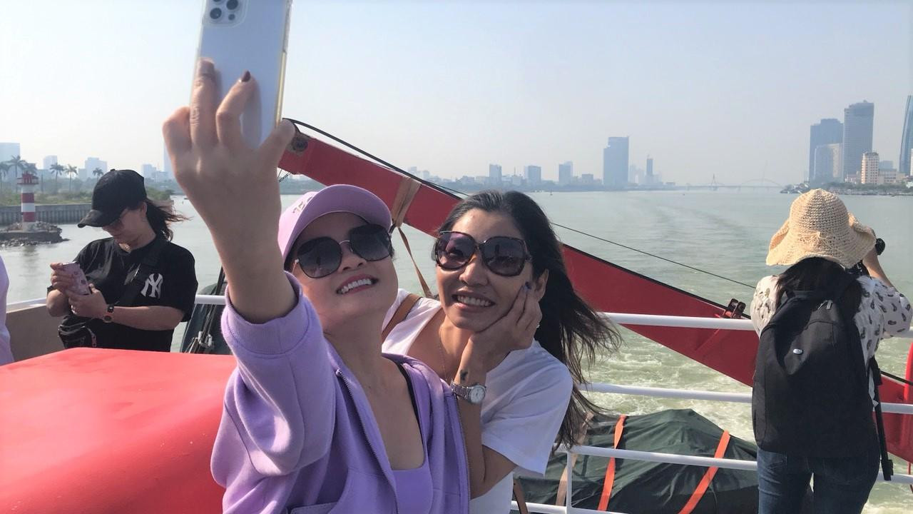 Nữ du khách "check-in" trên boong tàu. Tàu cao tốc Trưng Trắc có hai tầng với sức chở 612 người, trong đó hành khách 598 người.