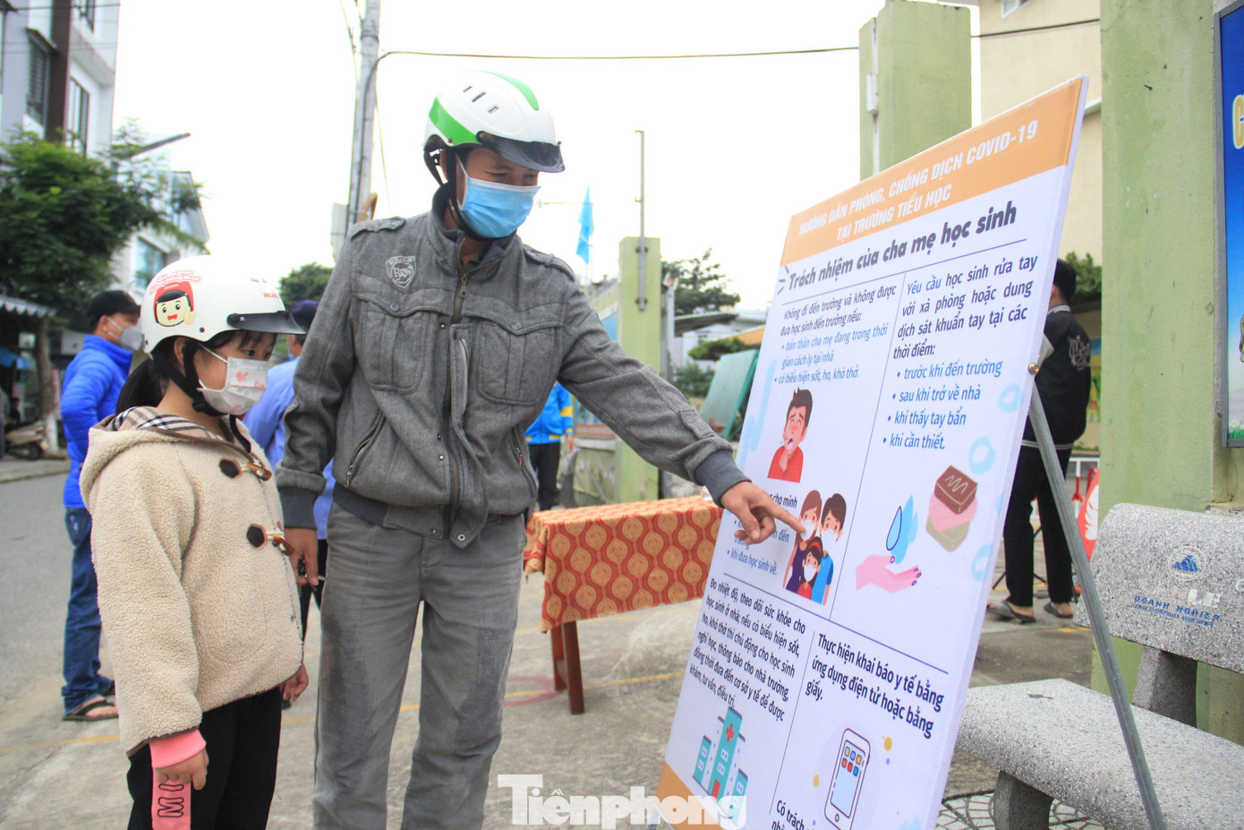 Từ ngày 13/12, học sinh lớp 1 sẽ tạm dừng đến trường học trực tiếp.