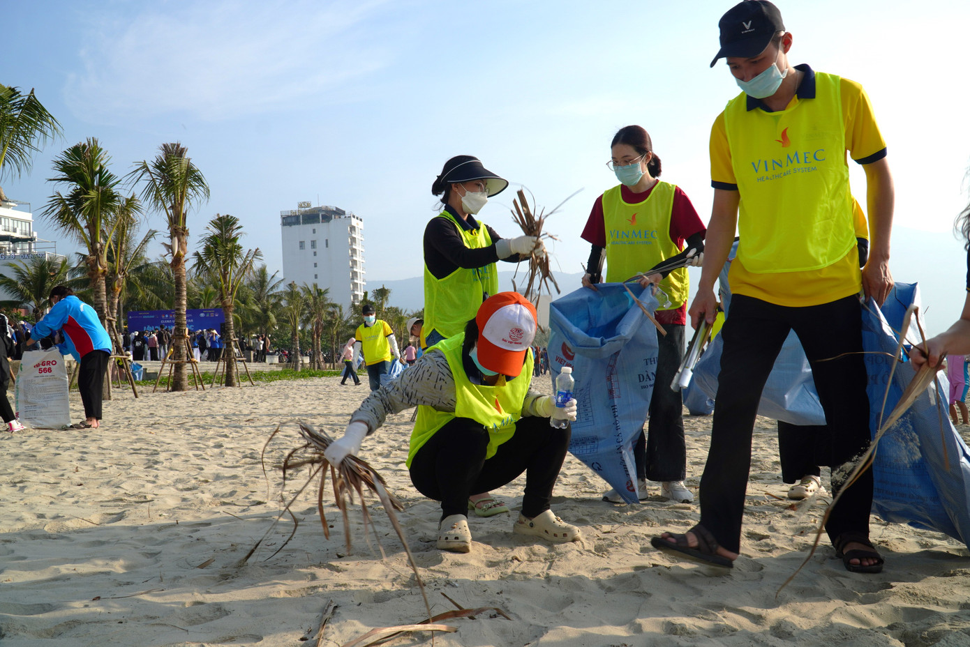 Hoàng Anh (20 tuổi, quận Liên Chiểu) chia sẻ rằng Đà Nẵng được đánh giá là thành phố đáng sống, không khí trong lành, môi trường xanh, sạch, đẹp nên việc đón rác, vệ sinh rất cần thiết. "Mình rất tự hào vì đi đâu cũng được khen biển Đà Nẵng vừa đẹp vừa sạch. Việc dọn rác hôm nay không chỉ để biển sạch hơn, mà còn nâng cao ý thức bảo vệ, giữ gìn vệ sinh môi trường cho tất cả người dân, du khách", Anh nói. Hoàng Anh (20 tuổi, quận Liên Chiểu) chia sẻ rằng Đà Nẵng được đánh giá là thành phố đáng sống, không khí trong lành, môi trường xanh, sạch, đẹp nên việc đón rác, vệ sinh rất cần thiết. "Mình rất tự hào vì đi đâu cũng được khen biển Đà Nẵng vừa đẹp vừa sạch. Việc dọn rác hôm nay không chỉ để biển sạch hơn, mà còn nâng cao ý thức bảo vệ, giữ gìn vệ sinh môi trường cho tất cả người dân, du khách", Anh nói.