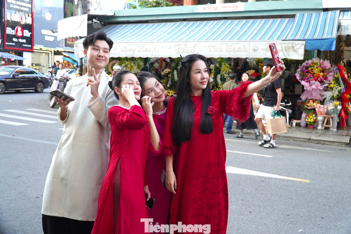 Từ sáng sớm đến chiều tối, các tuyến đường Hùng Vương, Nguyễn Thái Học, Trần Phú, Bạch Đằng quanh chợ Hàn đông đảo các bạn trẻ tới chụp ảnh. Hầu hết đều mặc áo dài vì khung cảnh quanh chợ phù hợp với trang phục truyền thống. Ảnh: Thanh Hiền