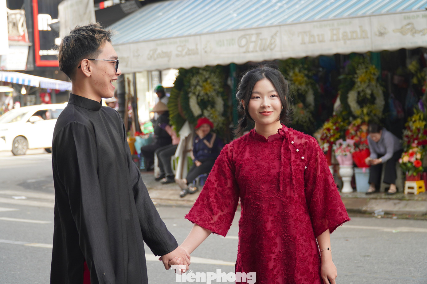 Một cặp đôi chụp ảnh trên đường Nguyễn Thái Học bên hông chợ Hàn.