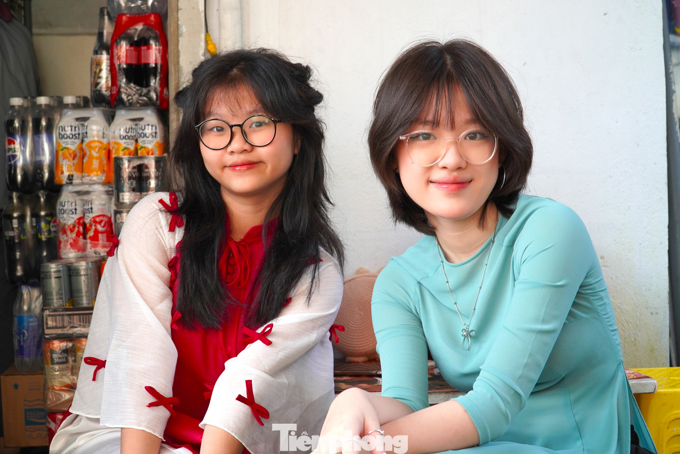 Quanh chợ góc nào cũng có thể lên ảnh. &quot;Nhìn những bức ảnh chụp lại chợ Tết thời xưa, em thấy rất xúc động nên đã rủ bạn bè tới đây để cùng chụp ảnh chợ Tết. Tụi em cũng thống nhất mang trang phục truyền thống để tái hiện cảnh Tết xưa&quot;, Thảo Chi (21 tuổi, quận Sơn Trà) chia sẻ.