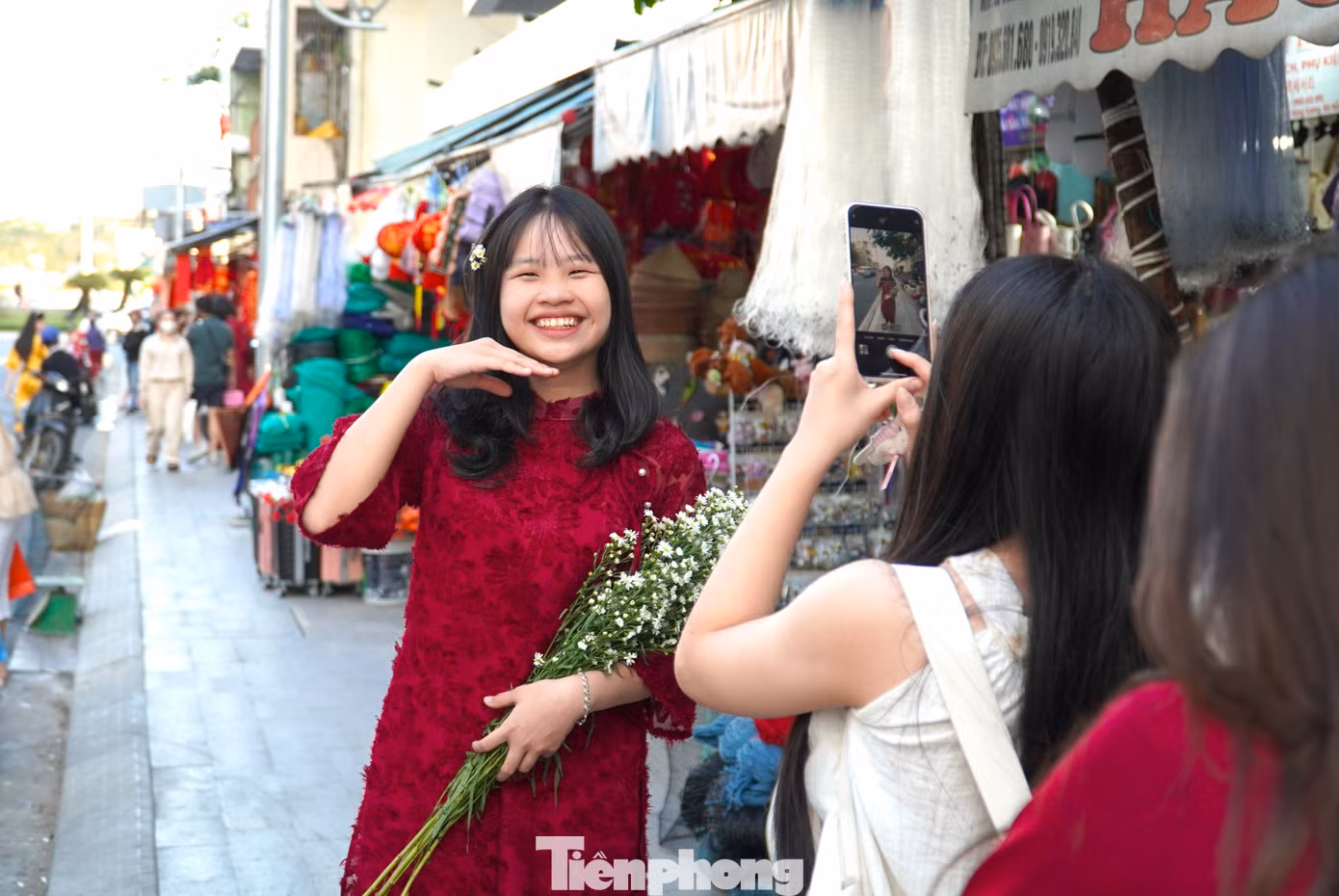 Quanh chợ góc nào cũng có thể lên ảnh. "Nhìn những bức ảnh chụp lại chợ Tết thời xưa, em thấy rất xúc động nên đã rủ bạn bè tới đây để cùng chụp ảnh chợ Tết. Tụi em cũng thống nhất mang trang phục truyền thống để tái hiện cảnh Tết xưa", Thảo Chi (21 tuổi, quận Sơn Trà) chia sẻ. Quanh chợ góc nào cũng có thể lên ảnh. "Nhìn những bức ảnh chụp lại chợ Tết thời xưa, em thấy rất xúc động nên đã rủ bạn bè tới đây để cùng chụp ảnh chợ Tết. Tụi em cũng thống nhất mang trang phục truyền thống để tái hiện cảnh Tết xưa", Thảo Chi (21 tuổi, quận Sơn Trà) chia sẻ.