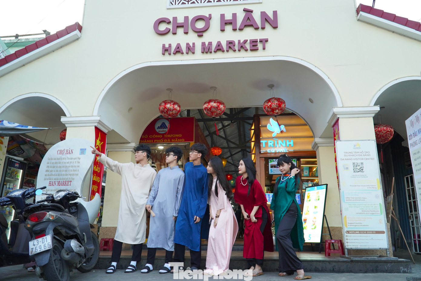 Một nhóm bạn trẻ tạo dáng ngay trước cổng chợ Hàn trên đường Bạch Đằng. Đây là khu chợ du lịch nằm giữa trung tâm thành phố, bán đa dạng các mặt hàng quần áo, giày dép, thực phẩm, đồ lưu niệm....Theo các bạn trẻ, chợ Hàn góc nào cũng &quot;chill&quot;, lên ảnh rất đẹp.