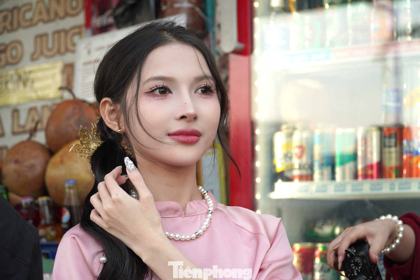 Theo các tiểu thương, từ sau rằm tháng Chạp đến nay, các bạn trẻ đổ về quanh chợ chụp ảnh nhiều hơn. &quot;Từ khi mở hàng cho tới tối mịt không lúc nào không có người tới chụp ảnh, mỗi mét vuông một nàng thơ làm khu chợ nhộn nhịp hẳn lên&quot;, một tiểu thương hài hước cho hay.