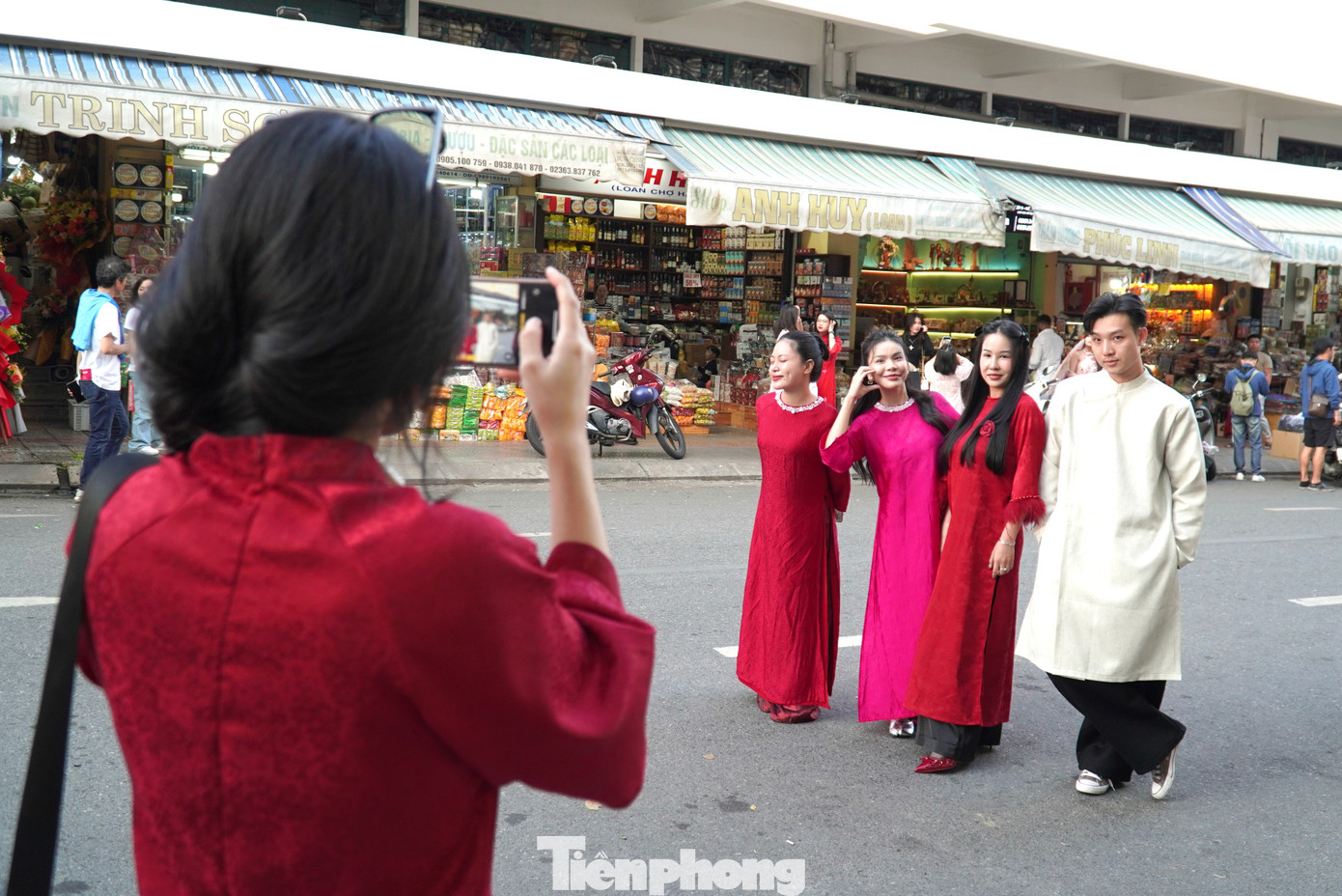 Từ khu chợ này, các bạn trẻ cũng có thể đến đường hoa xuân Bạch Đằng, cầu Rồng, tòa nhà Bảo tàng Đà Nẵng, vườn tượng sông Hàn...gần đó để chụp ảnh Tết.