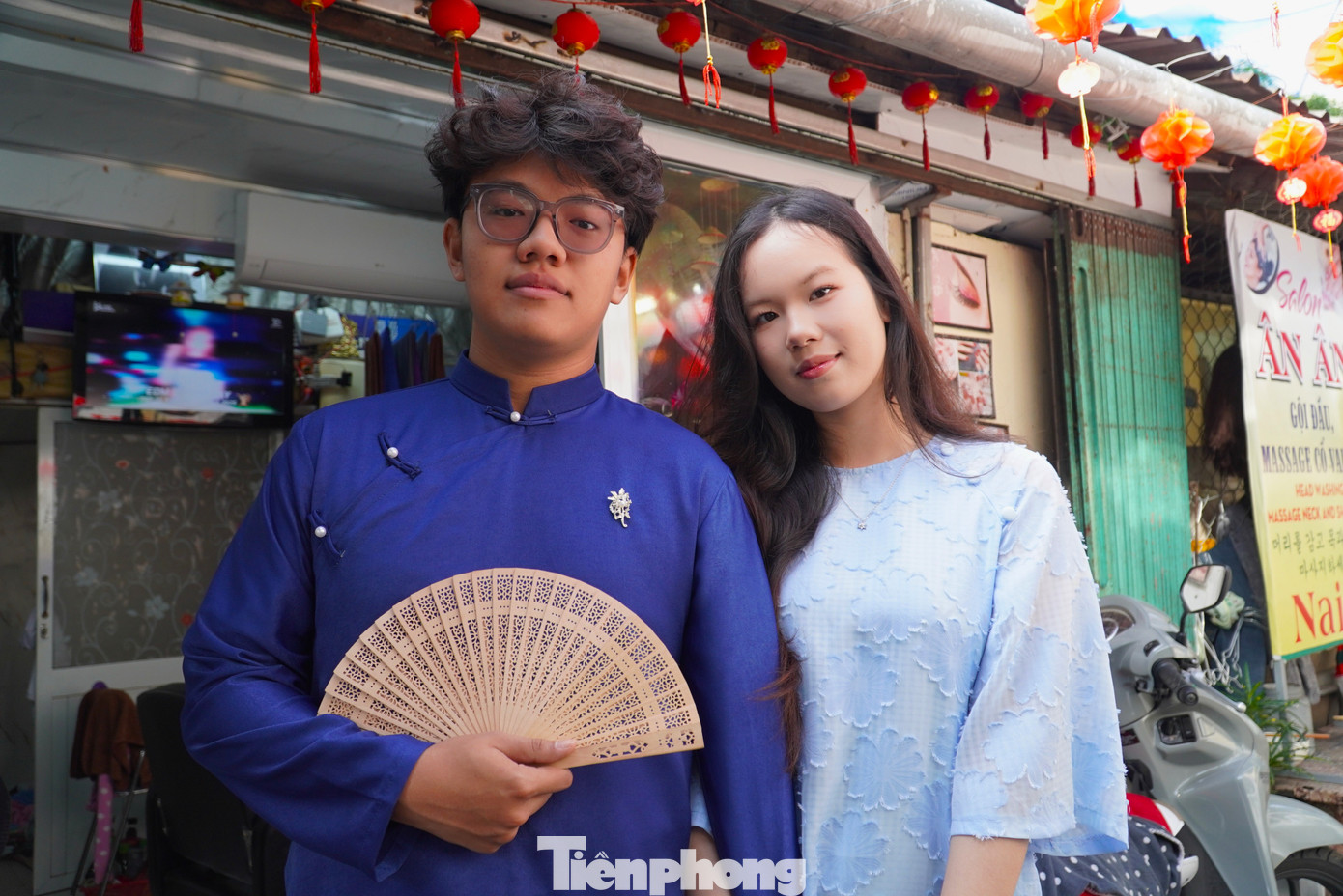 Tuệ Minh và bạn chọn một lối đi nhỏ bên hông chợ với những quầy nước, tiệm gội đầu nhỏ để chụp ảnh. Minh cho hay đây là nơi mang đậm dấu ấn xưa cũ, ít thay đổi. &quot;Chợ Hàn là chợ nổi tiếng của thành phố, xung quanh có rất nhiều không gian đẹp, mang đậm văn hóa Đà Nẵng, nhất là không khí Tết nên em chọn tới đây chụp ảnh để lưu lại khoảnh khắc trong những ngày cuối năm&quot;, Tuệ Minh chia sẻ.