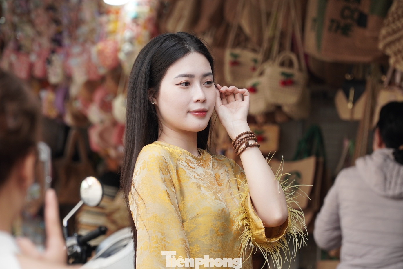 &quot;Nàng thơ&quot; trước quầy lưu niệm ở chợ Hàn.